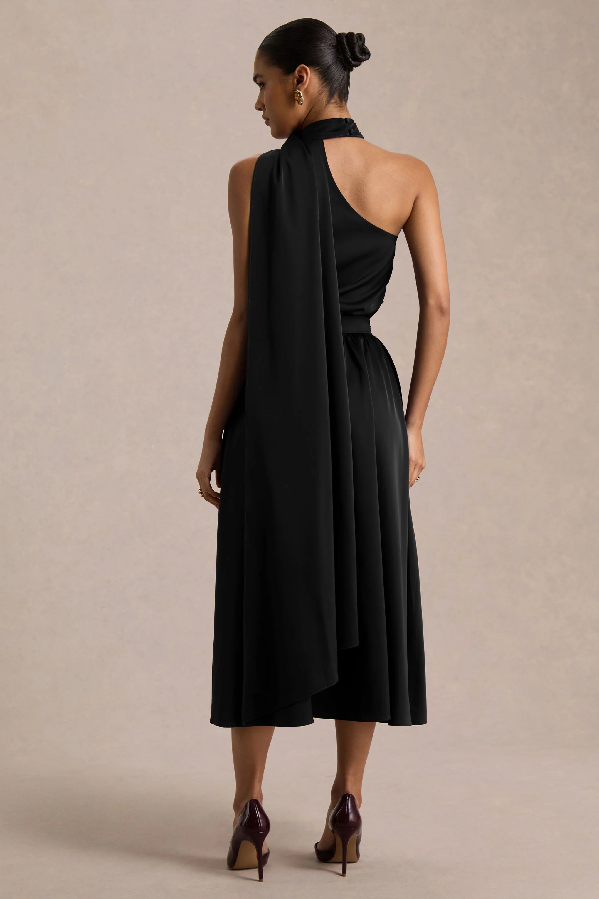 Caluna | Robe mi-longue en satin noir à encolure asymétrique avec détail foulard - Image 2
