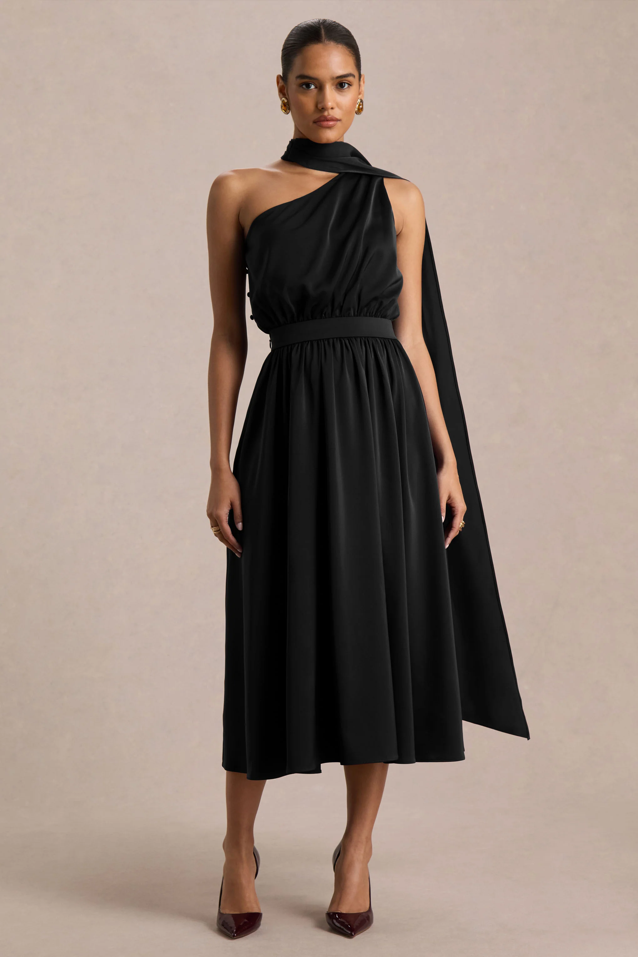 Caluna | Robe mi-longue en satin noir à encolure asymétrique avec détail foulard - Image 3