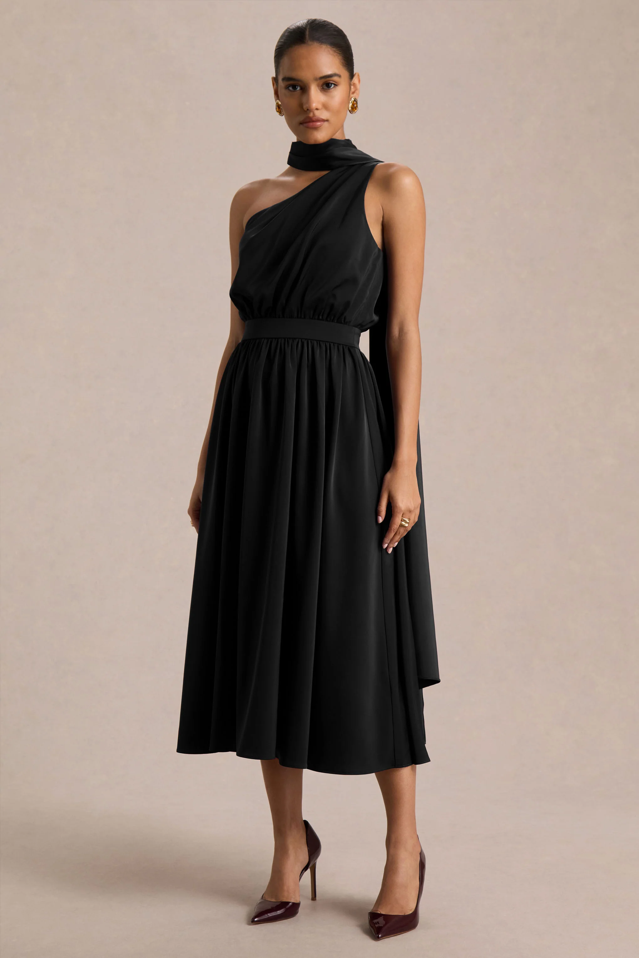 Caluna | Robe mi-longue en satin noir à encolure asymétrique avec détail foulard - Image 4