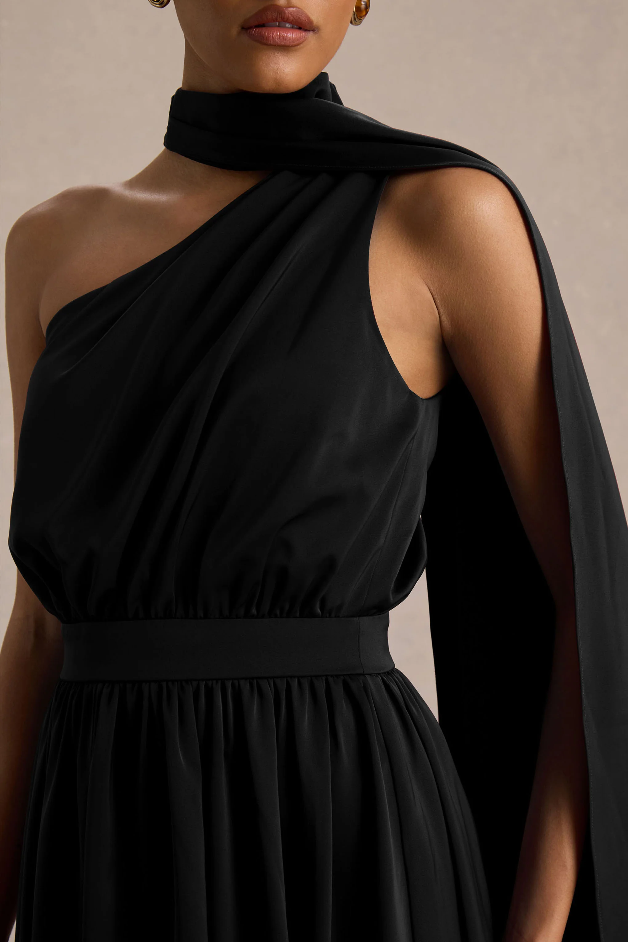 Caluna | Robe mi-longue en satin noir à encolure asymétrique avec détail foulard - Image 5