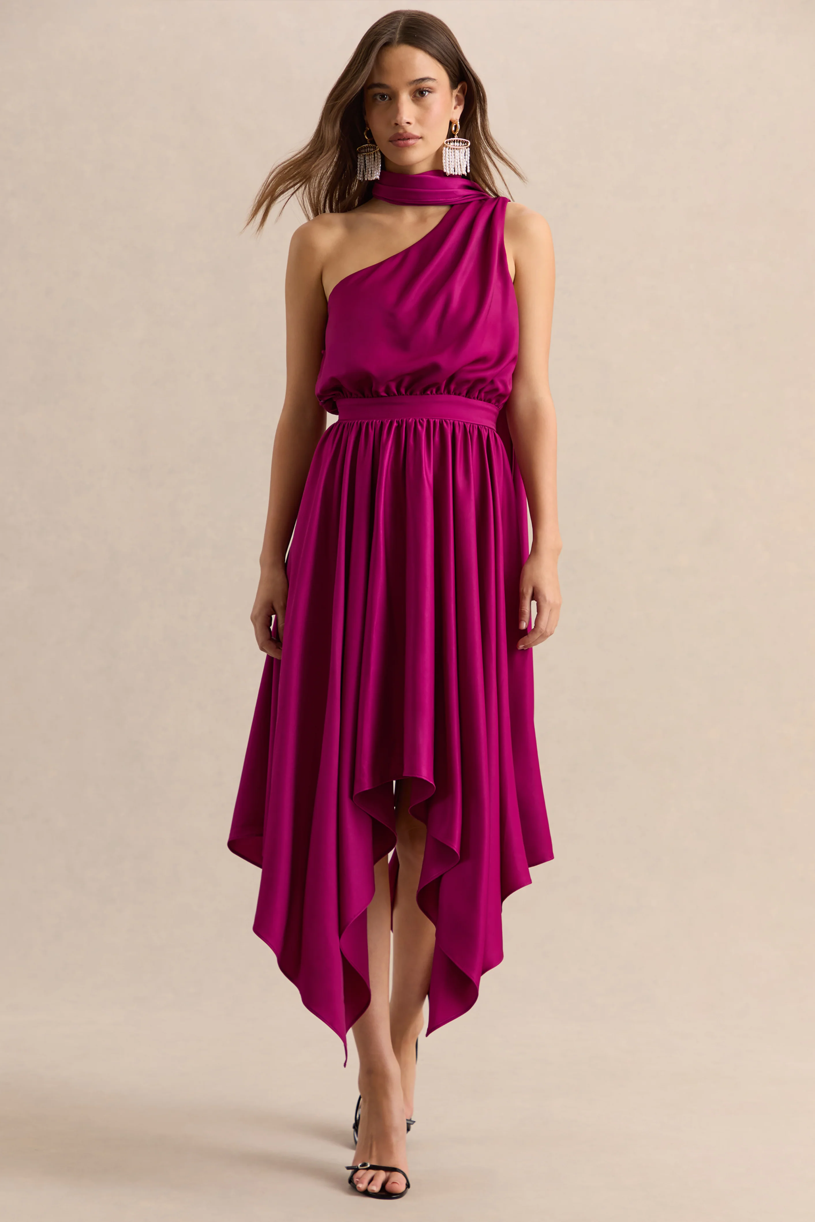 Caluna | Robe mi-longue en satin rose fuchsia à encolure asymétrique avec détail écharpe