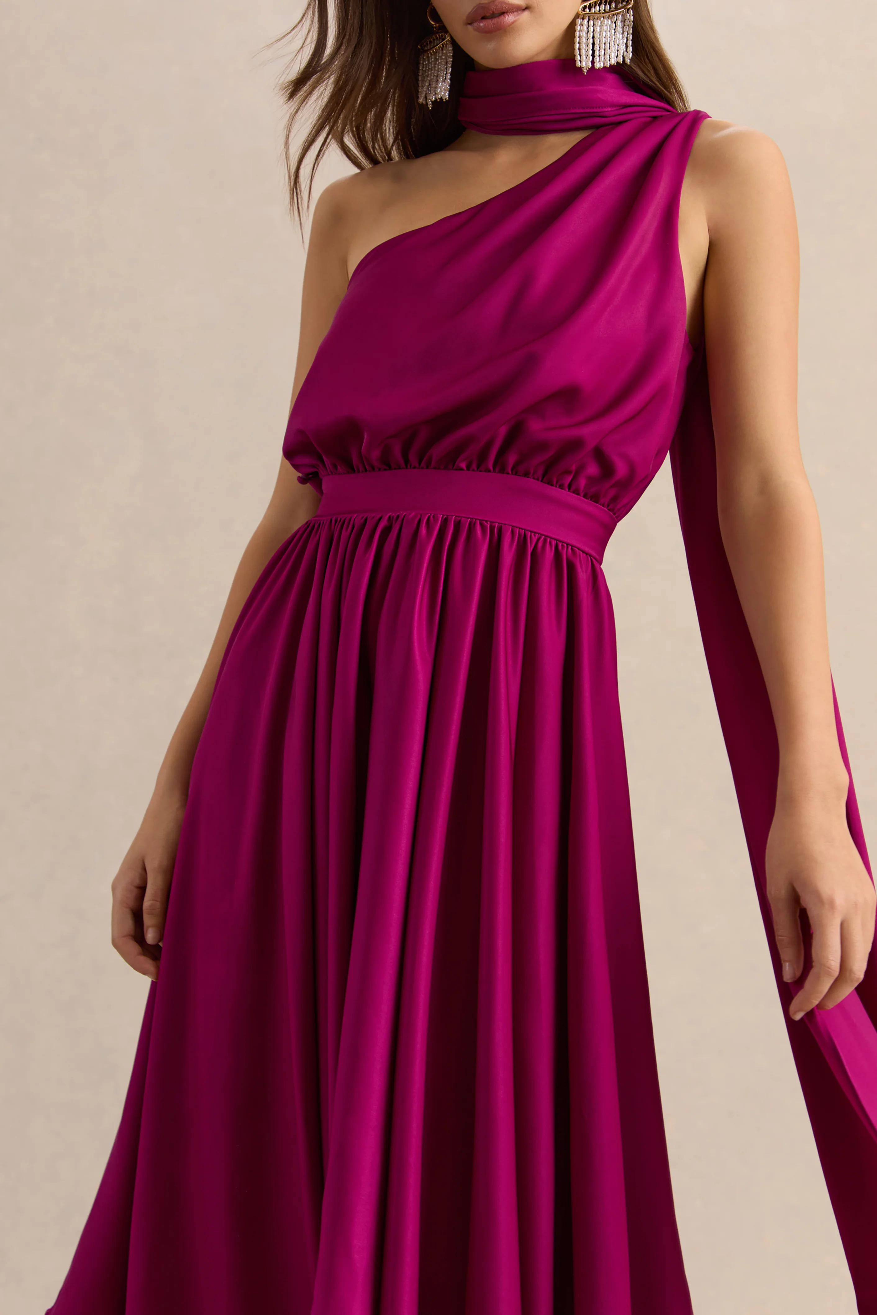 Caluna | Robe mi-longue en satin rose fuchsia à encolure asymétrique avec détail écharpe - Image 3