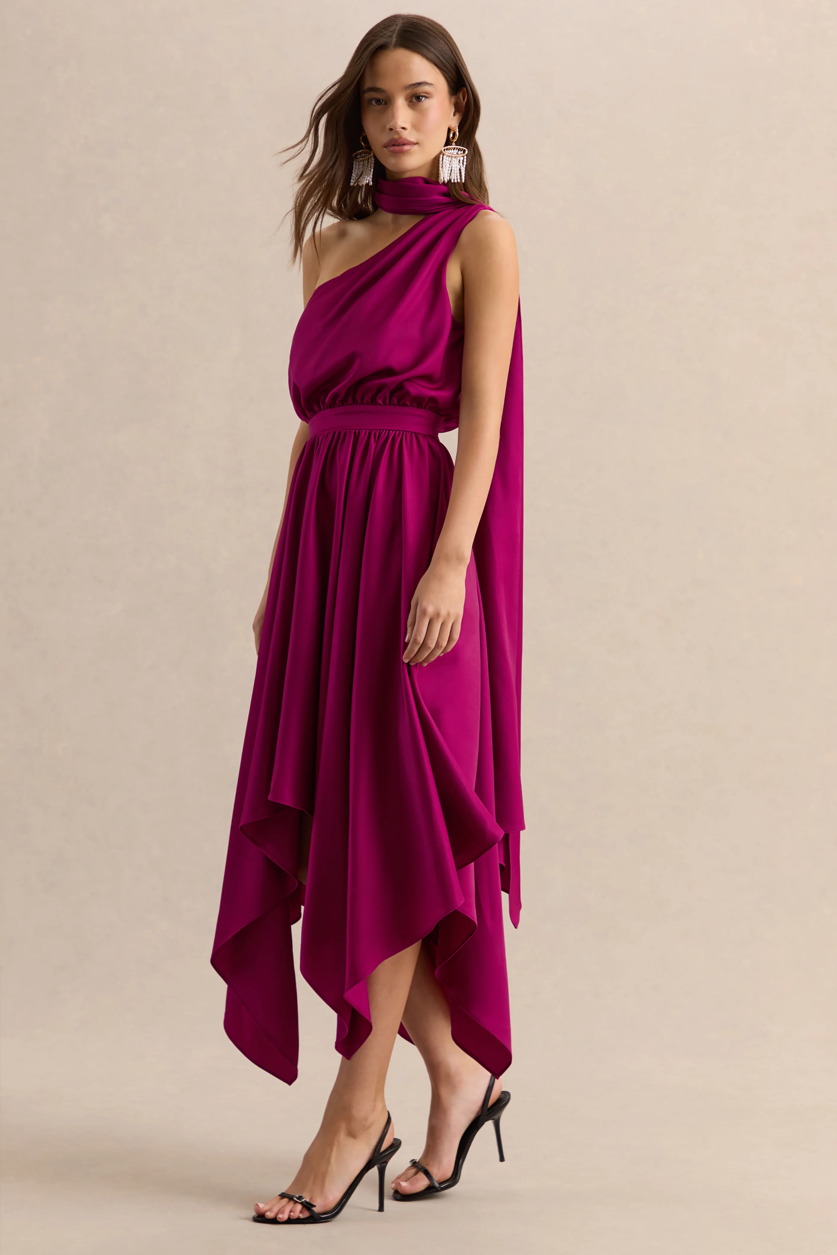 Caluna | Robe mi-longue en satin rose fuchsia à encolure asymétrique avec détail écharpe - Image 4