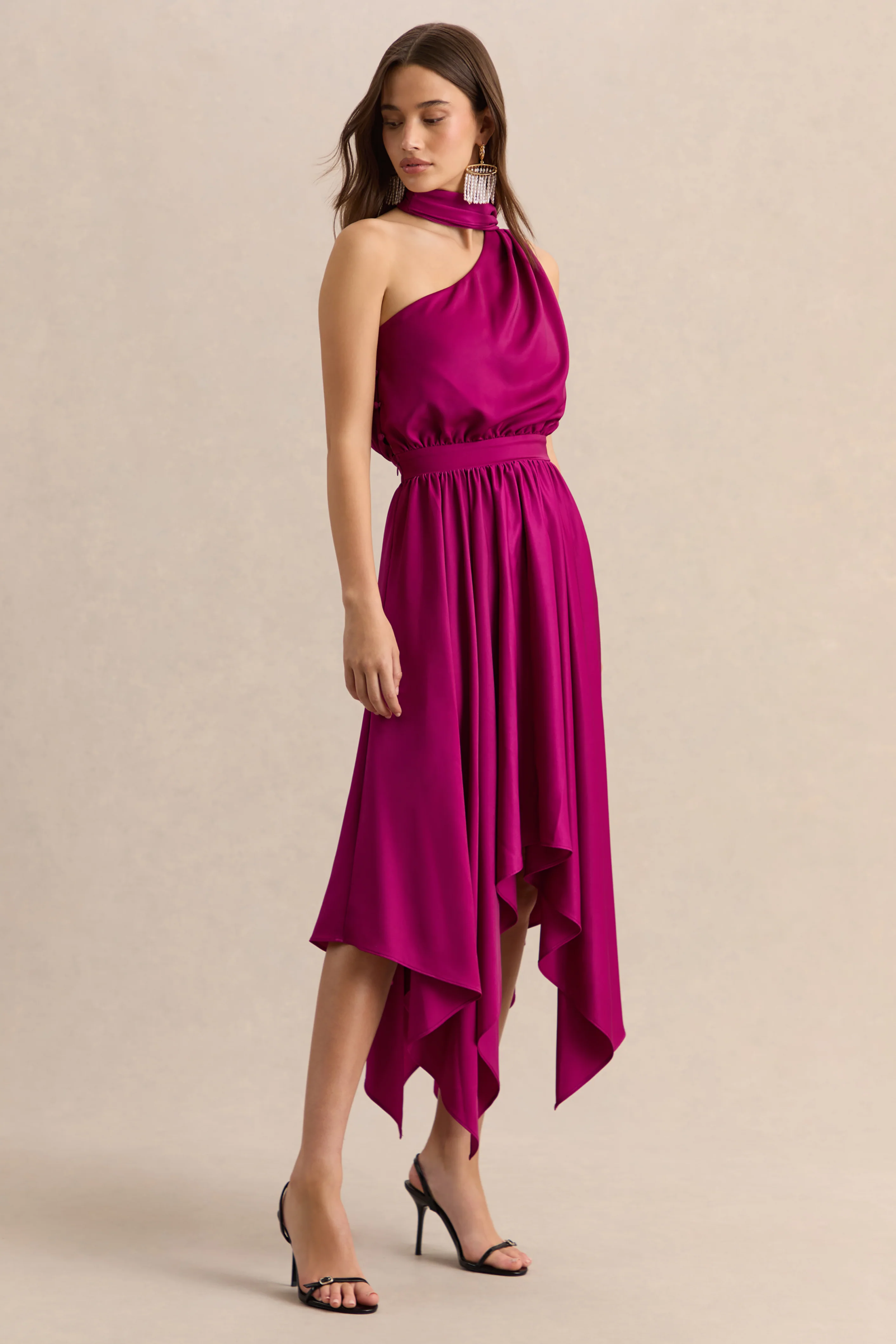 Caluna | Robe mi-longue en satin rose fuchsia à encolure asymétrique avec détail écharpe - Image 5