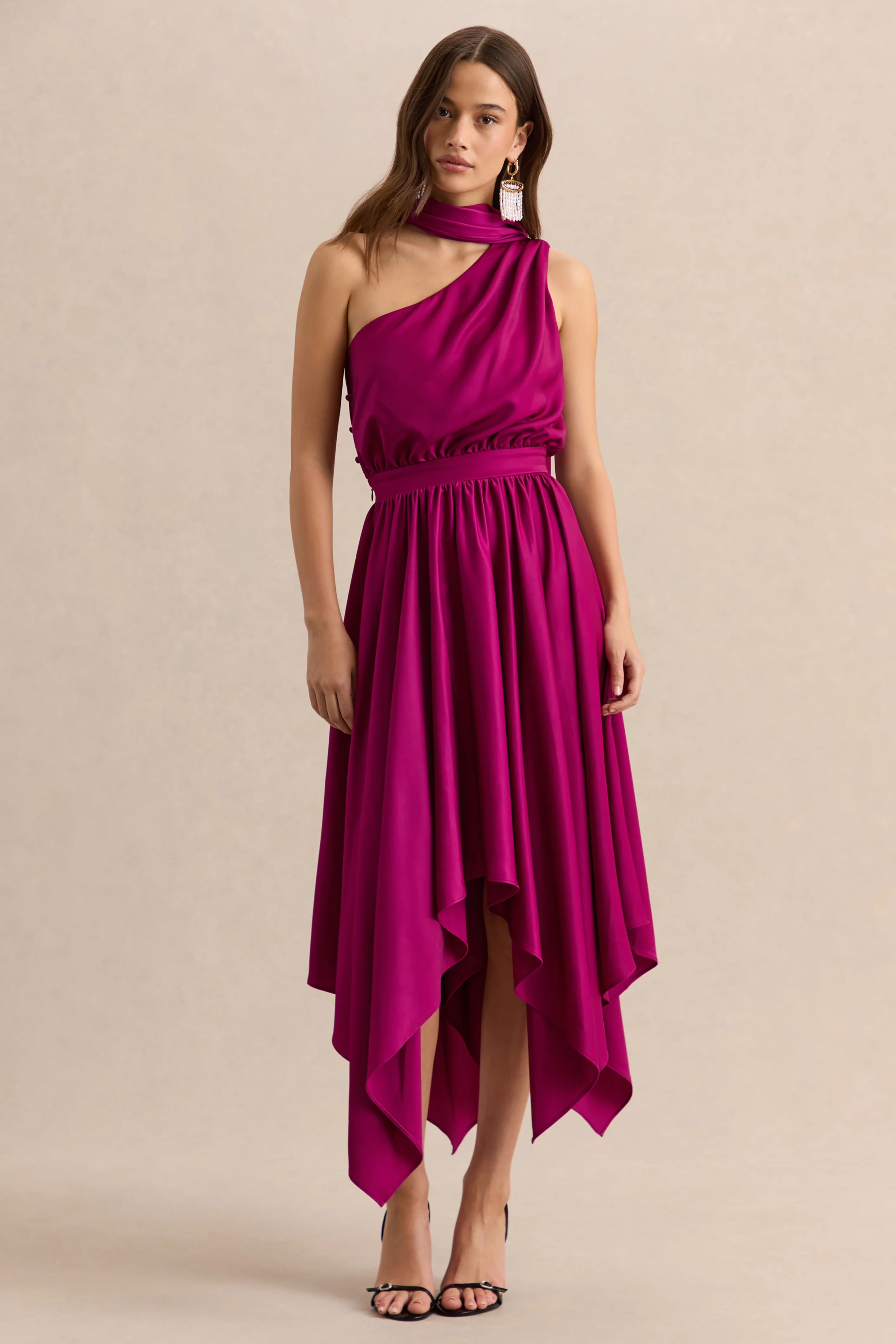 Caluna | Robe mi-longue en satin rose fuchsia à encolure asymétrique avec détail écharpe - Image 6
