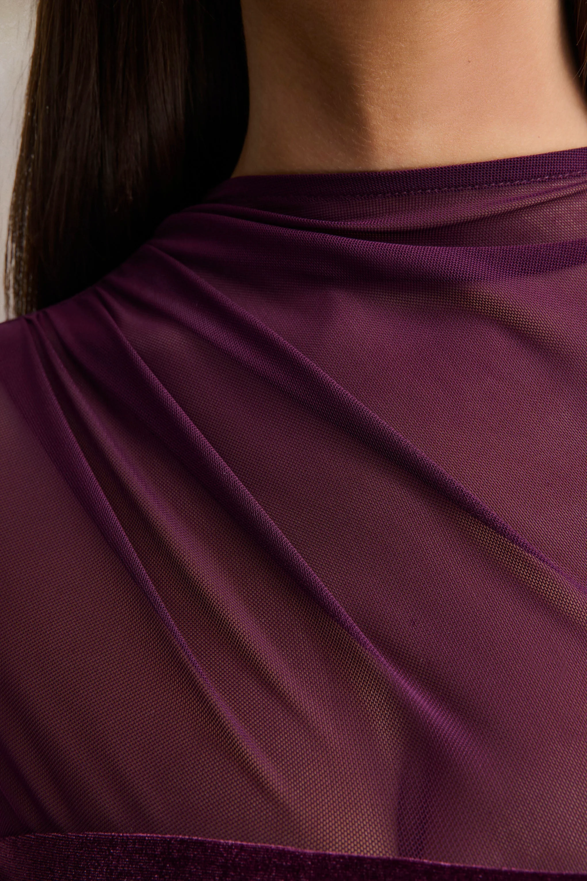 Cambria | Robe longue prune en velours à encolure haute avec détails drapés - Image 6