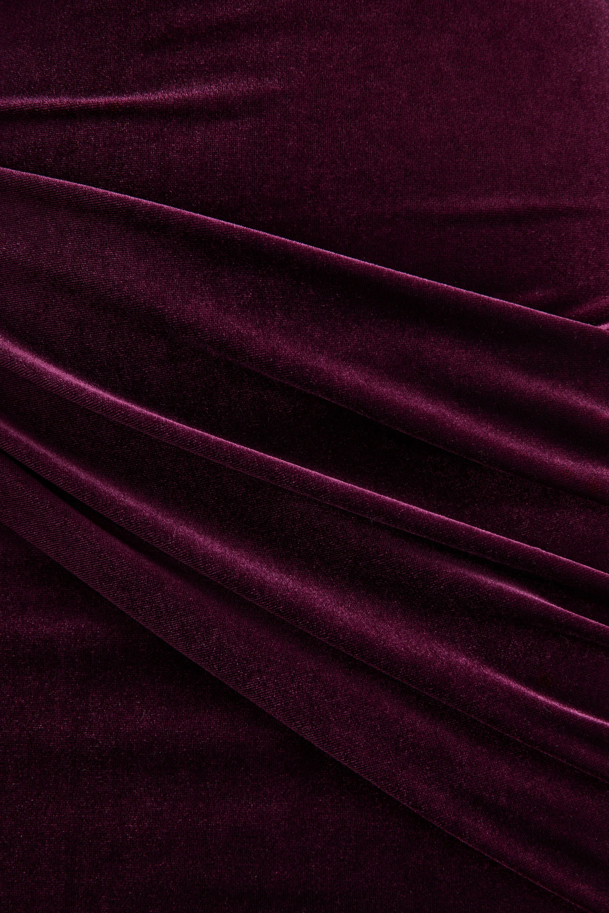 Cambria | Robe longue prune en velours à encolure haute avec détails drapés - Image 7