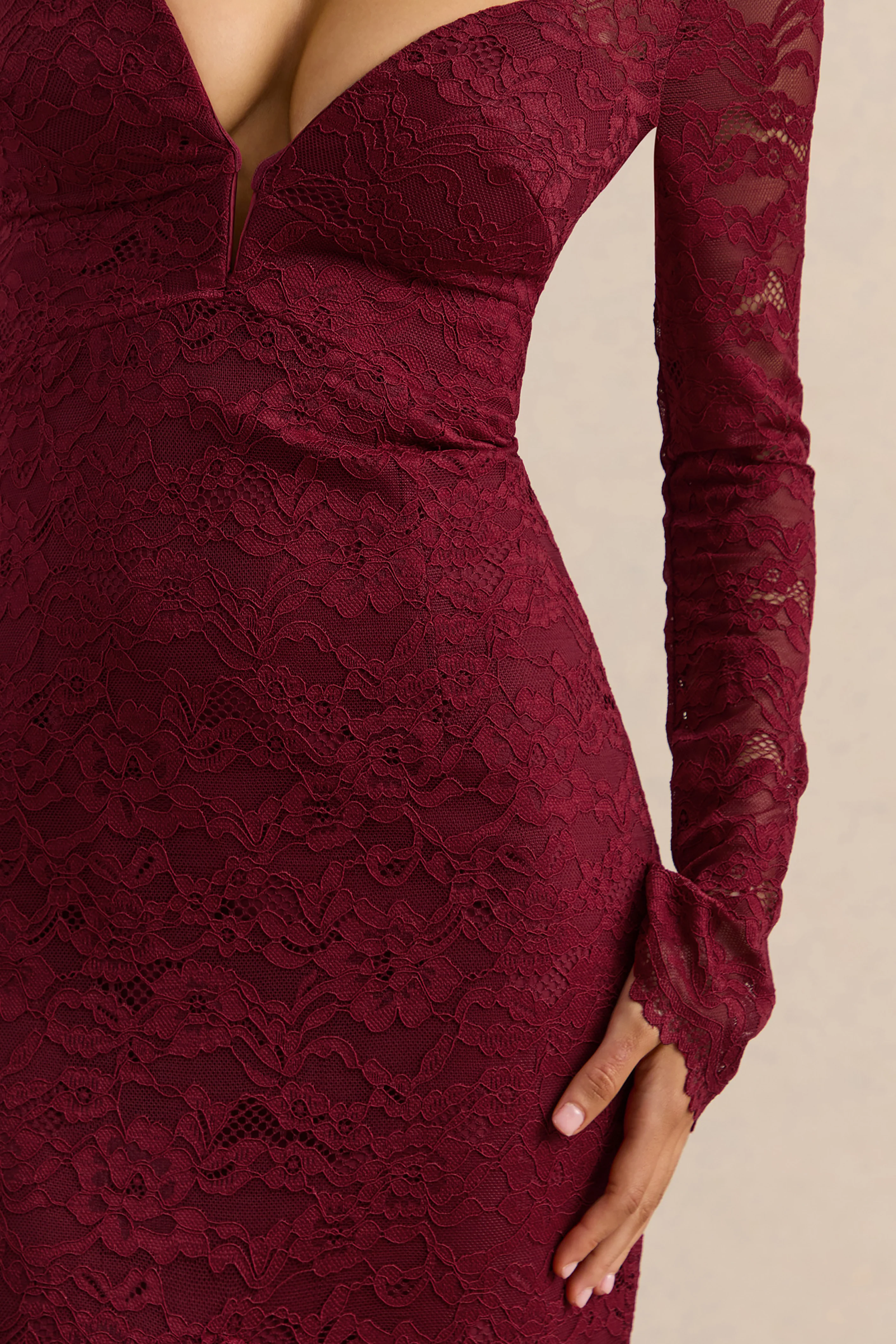 Camilly | Robe mi-longue sirène en dentelle bordeaux à décolleté plongeant - Image 10