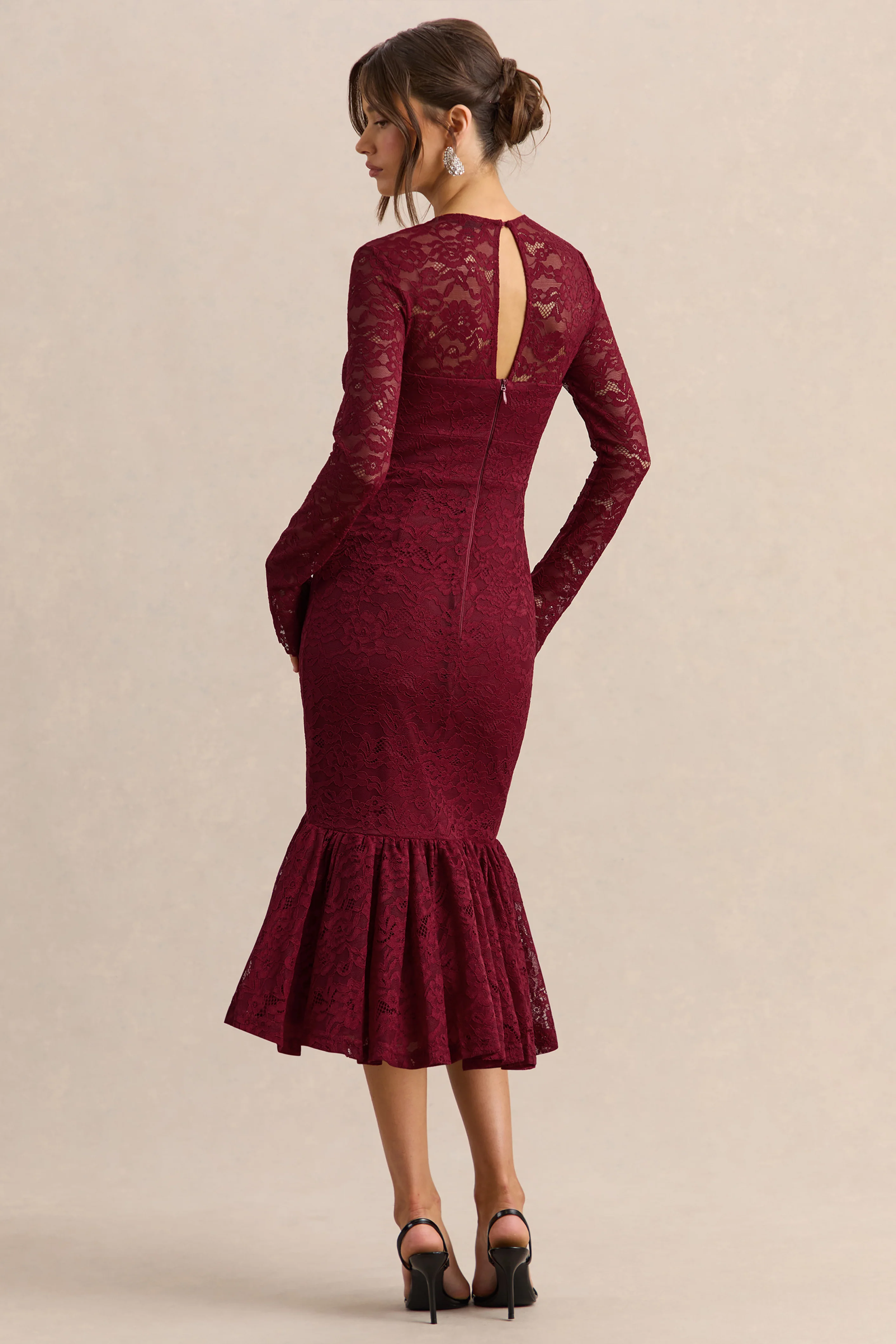 Camilly | Robe mi-longue sirène en dentelle bordeaux à décolleté plongeant - Image 2