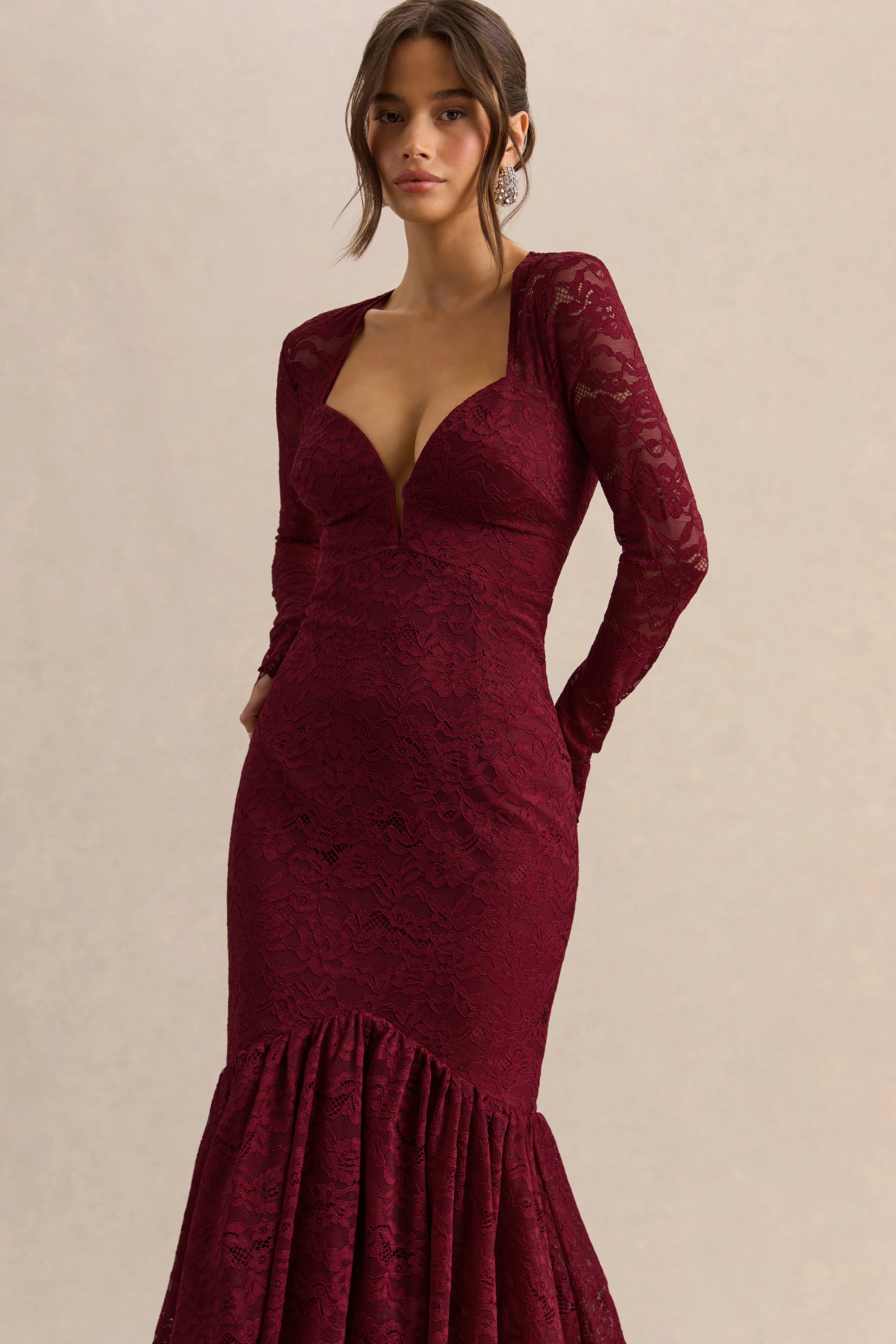 Camilly | Robe mi-longue sirène en dentelle bordeaux à décolleté plongeant - Image 3