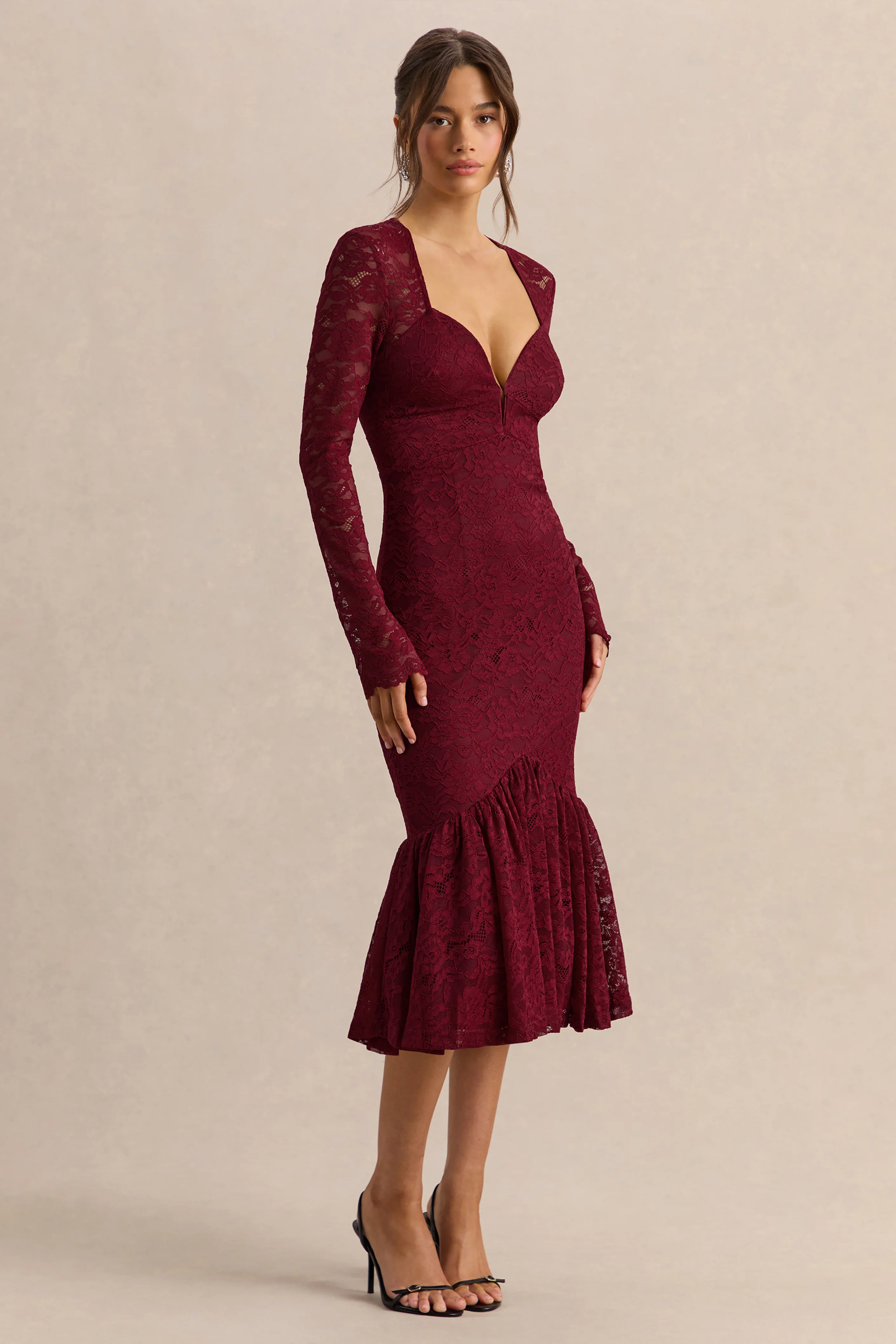 Camilly | Robe mi-longue sirène en dentelle bordeaux à décolleté plongeant - Image 4