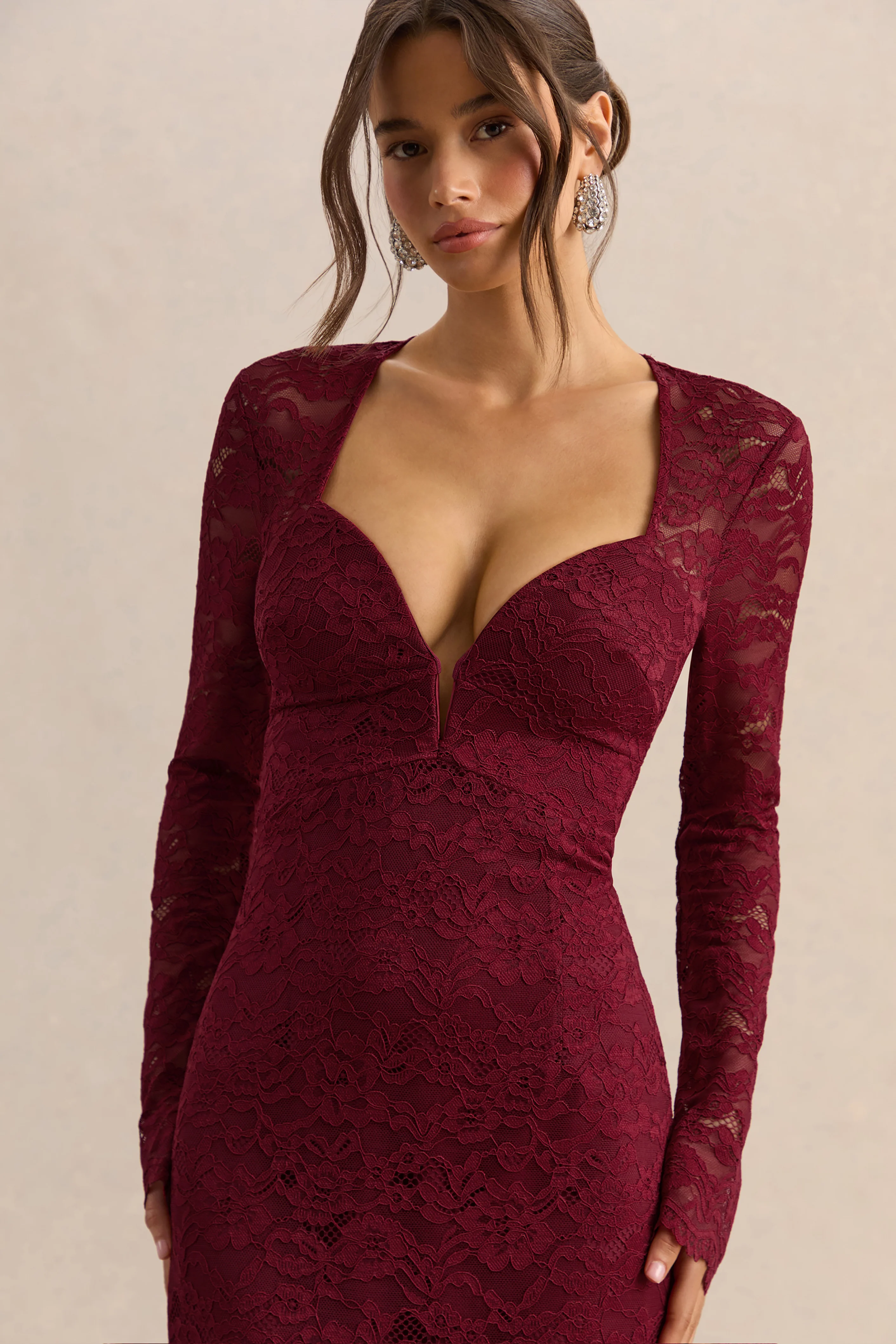 Camilly | Robe mi-longue sirène en dentelle bordeaux à décolleté plongeant - Image 7