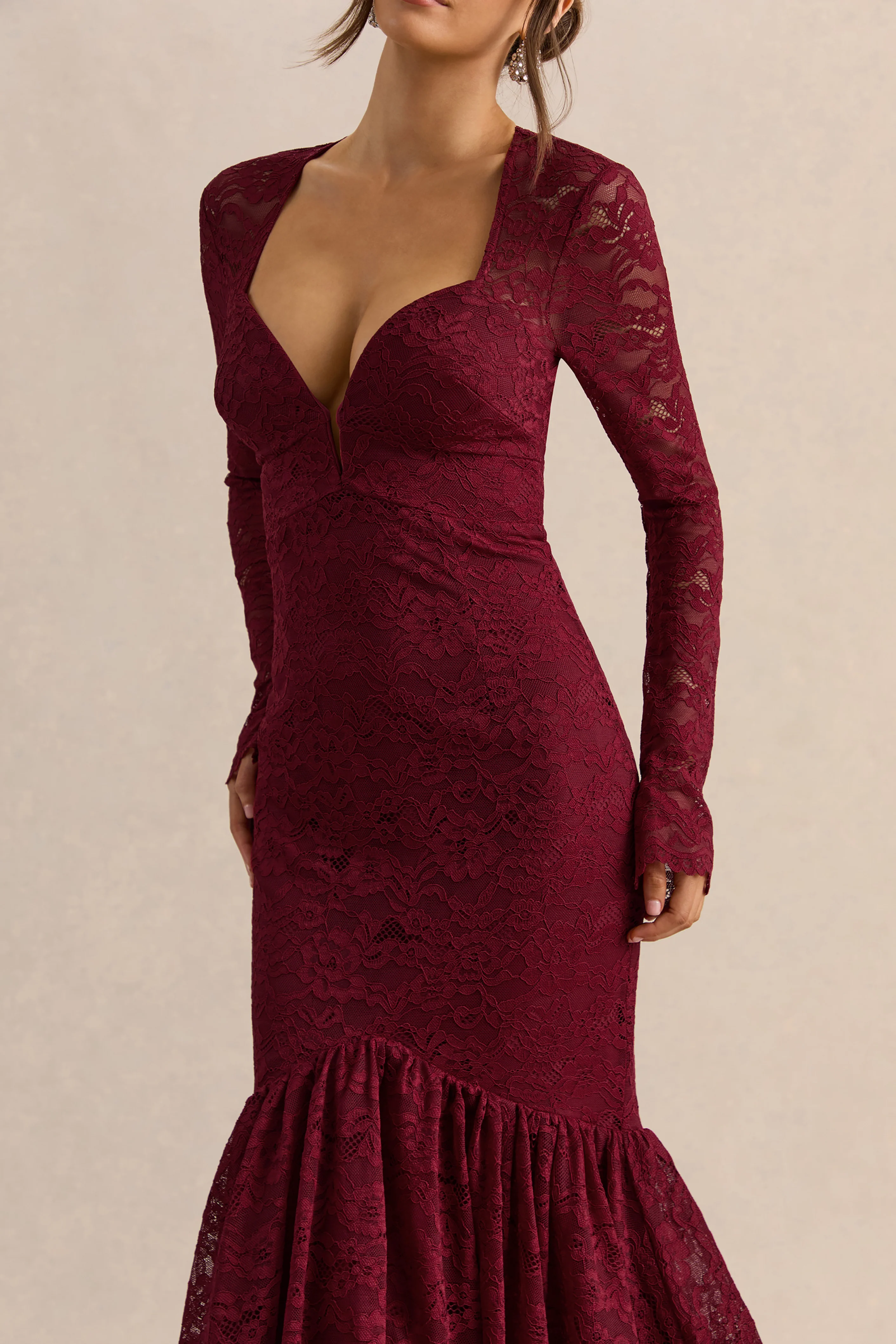 Camilly | Robe mi-longue sirène en dentelle bordeaux à décolleté plongeant - Image 8