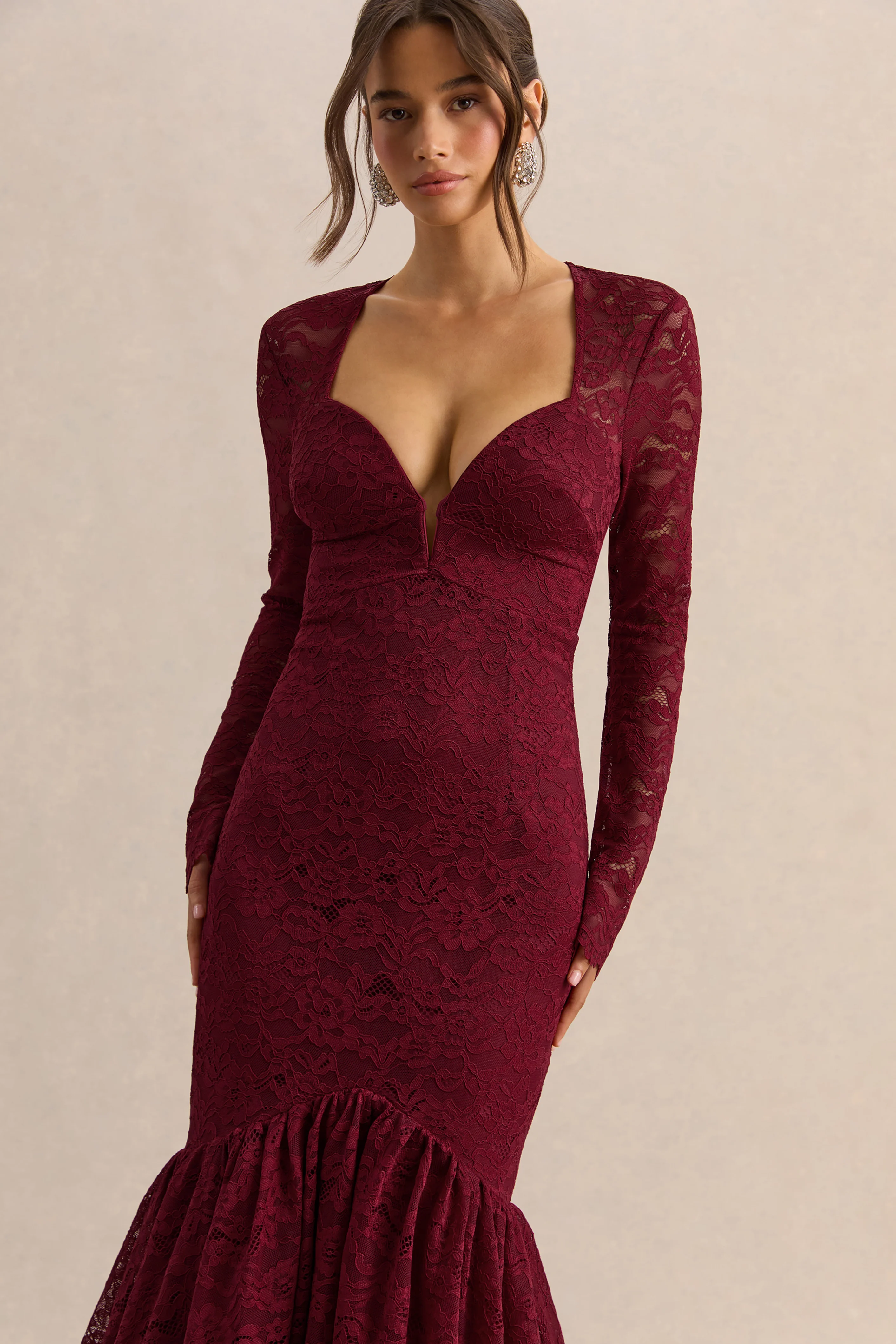 Camilly | Robe mi-longue sirène en dentelle bordeaux à décolleté plongeant - Image 9