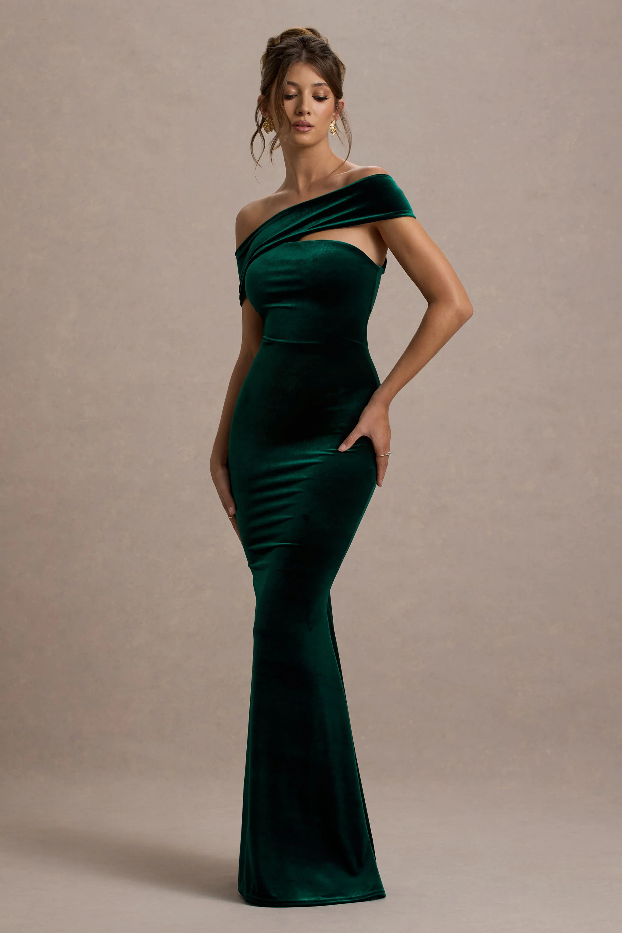 Candela | Robe longue verte bardot asymétrique en velours - Image 4