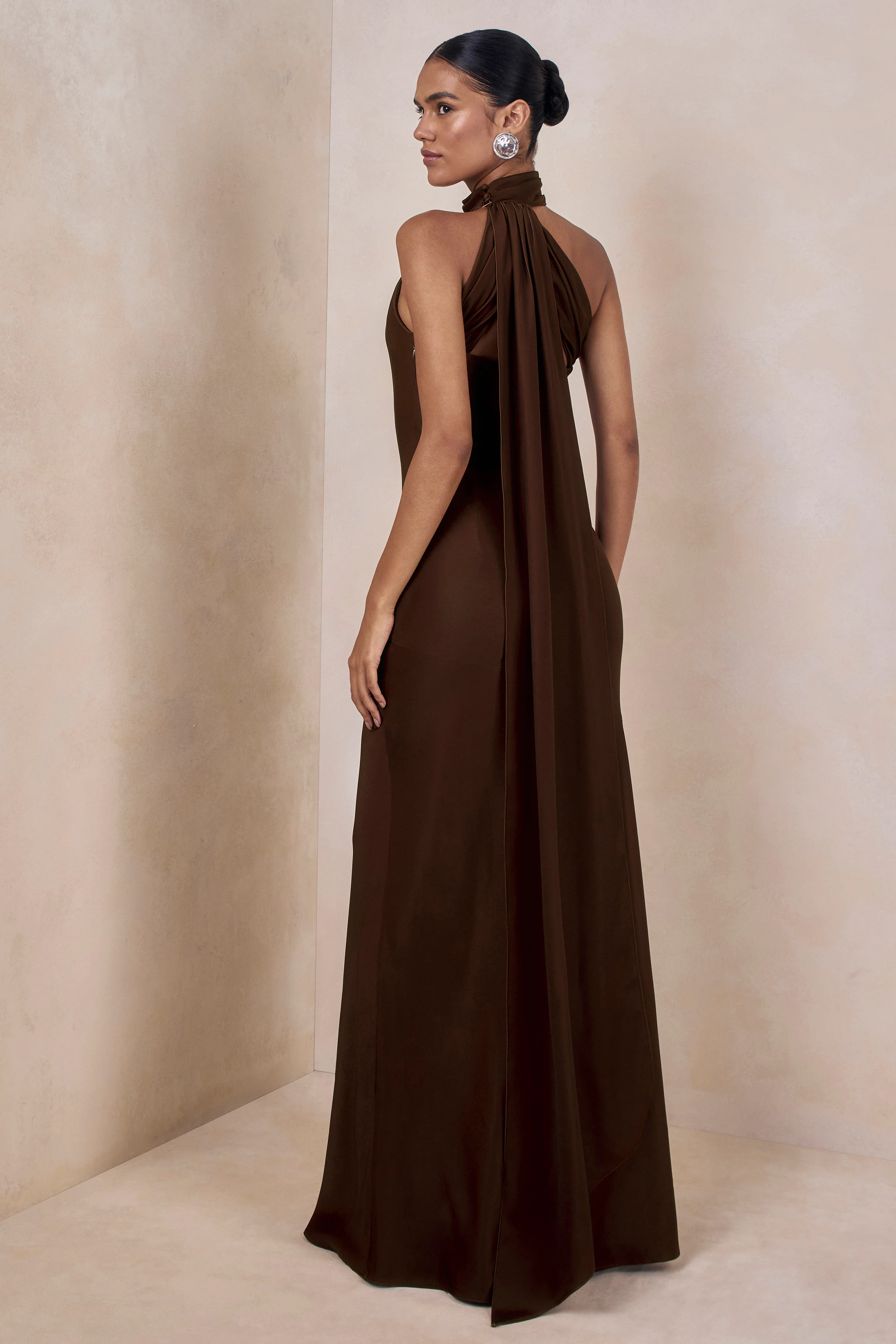 Cara | Robe longue en satin mat marron à encolure haute - Image 3