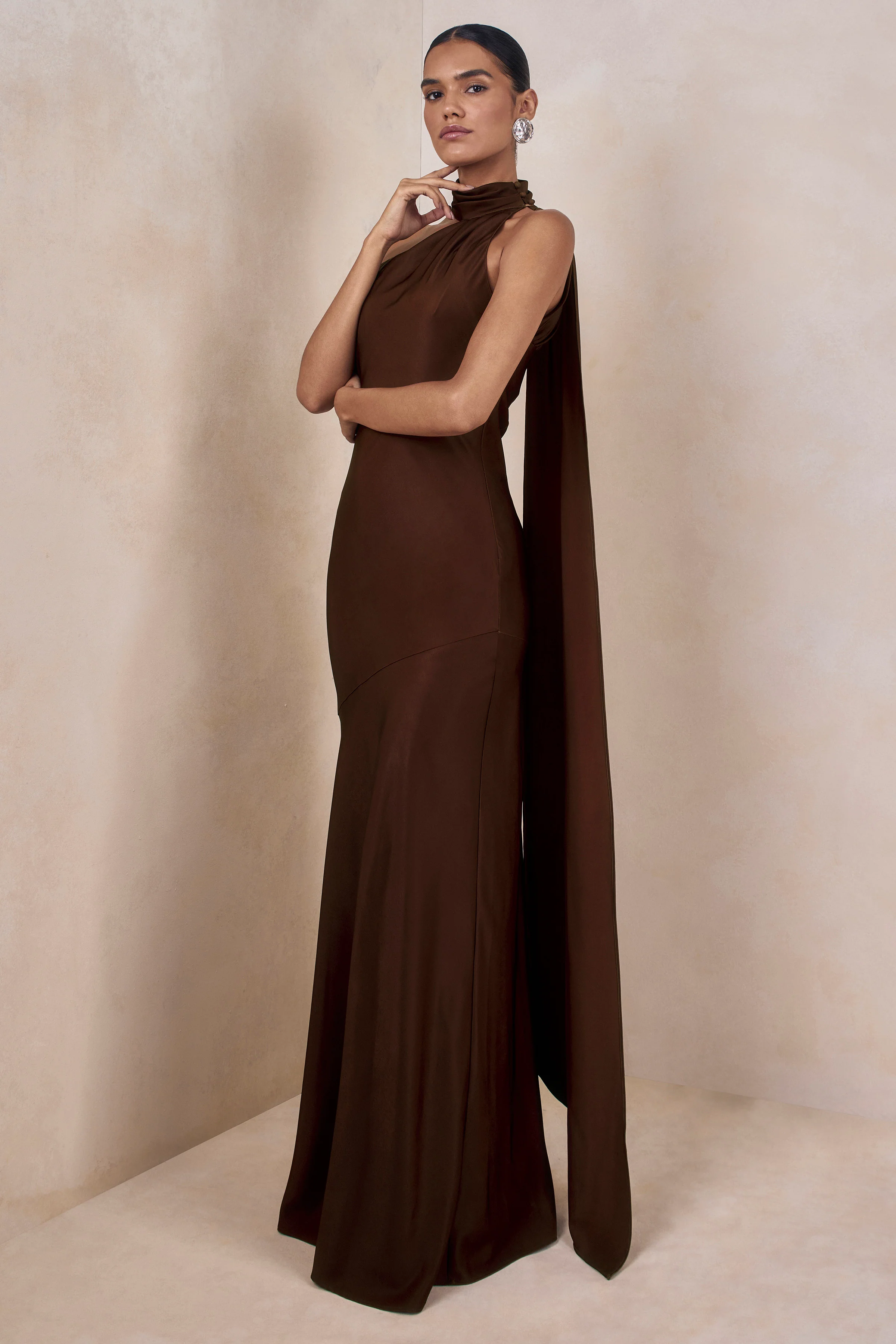 Cara | Robe longue en satin mat marron à encolure haute - Image 7