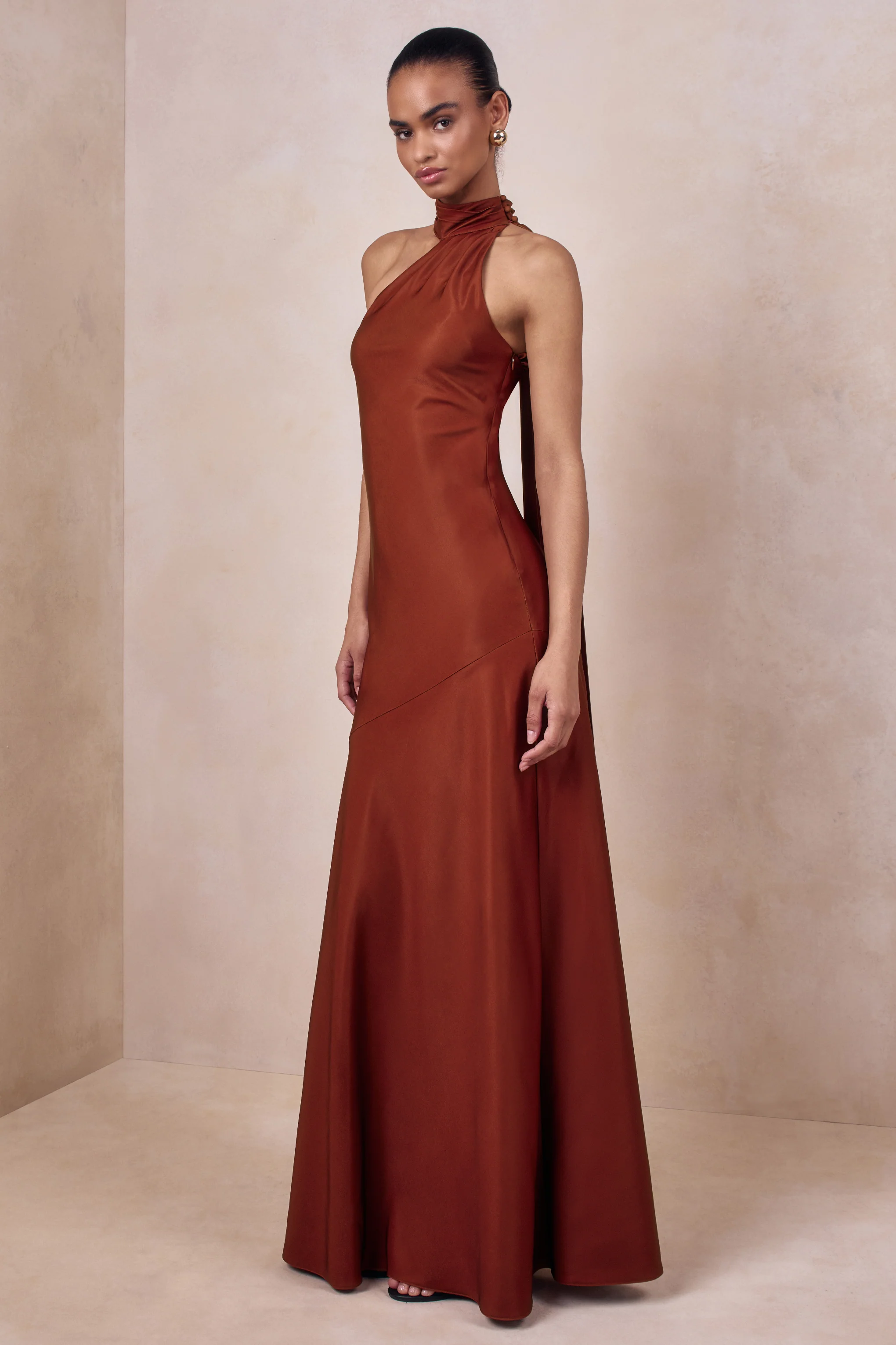 Cara | Robe longue en satin rouille à encolure haute - Image 4