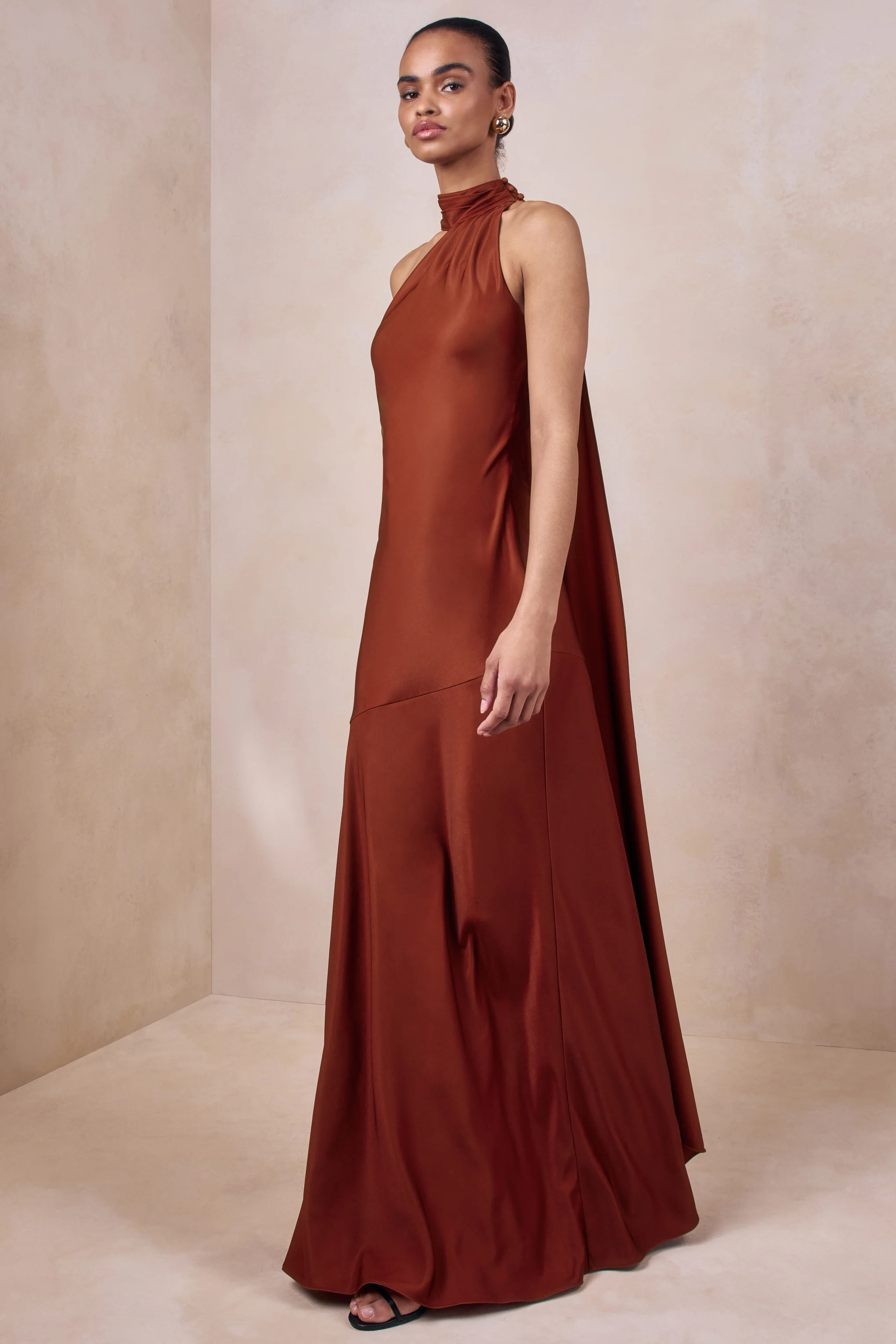 Cara | Robe longue en satin rouille à encolure haute - Image 5