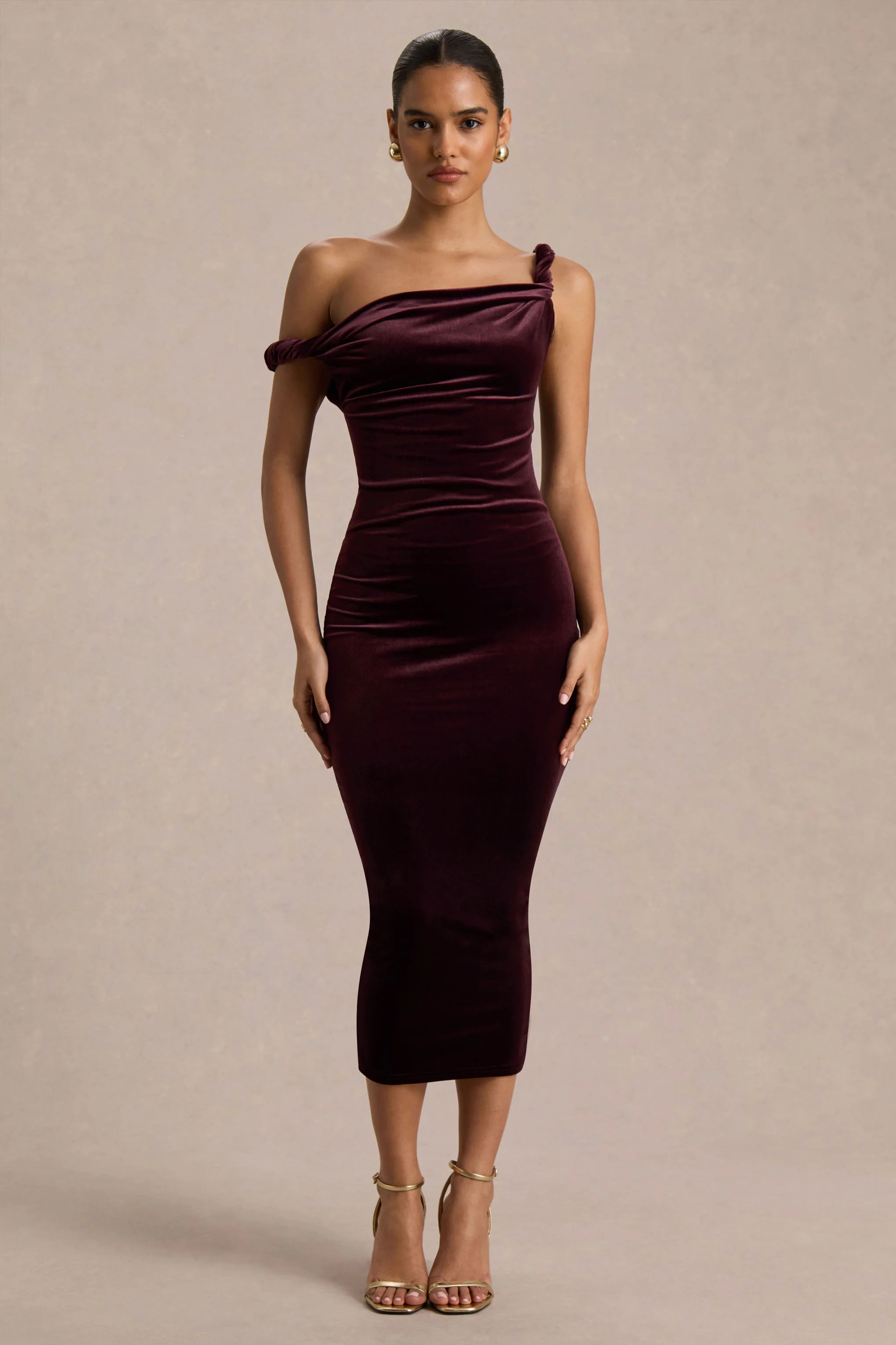 Carella | Robe mi-longue asymétrique en velours bordeaux avec détail torsadé