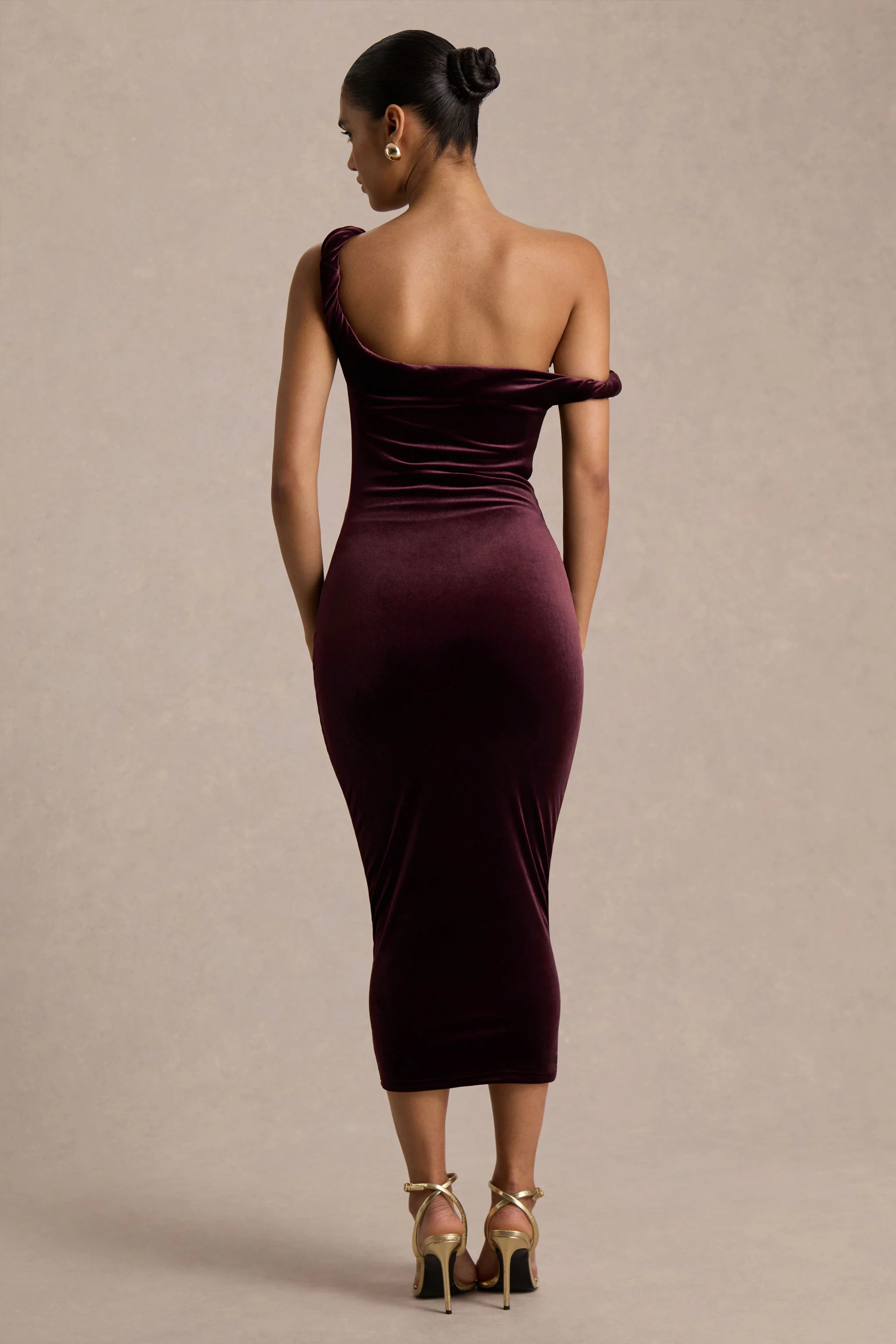 Carella | Robe mi-longue asymétrique en velours bordeaux avec détail torsadé - Image 2