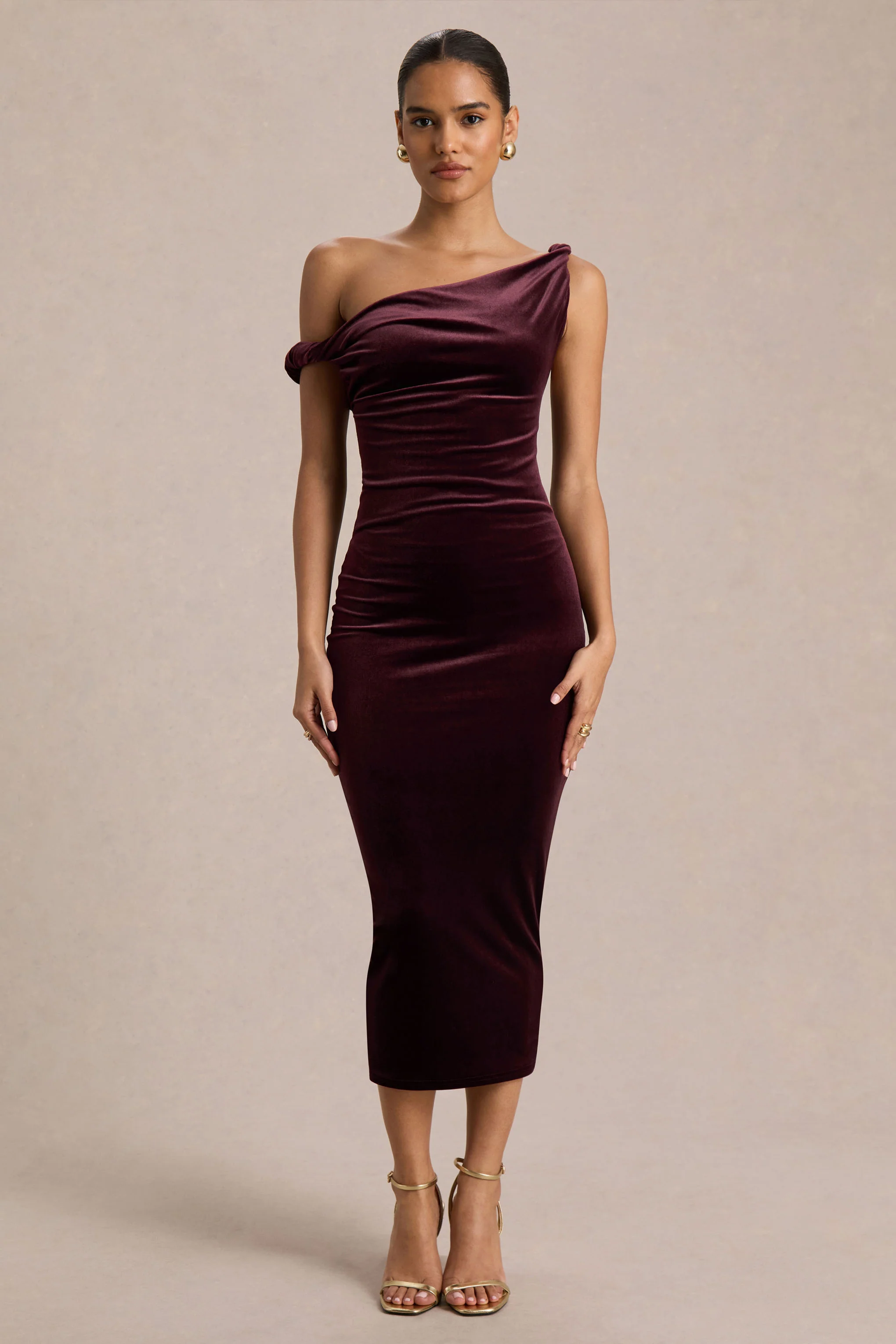 Carella | Robe mi-longue asymétrique en velours bordeaux avec détail torsadé - Image 3