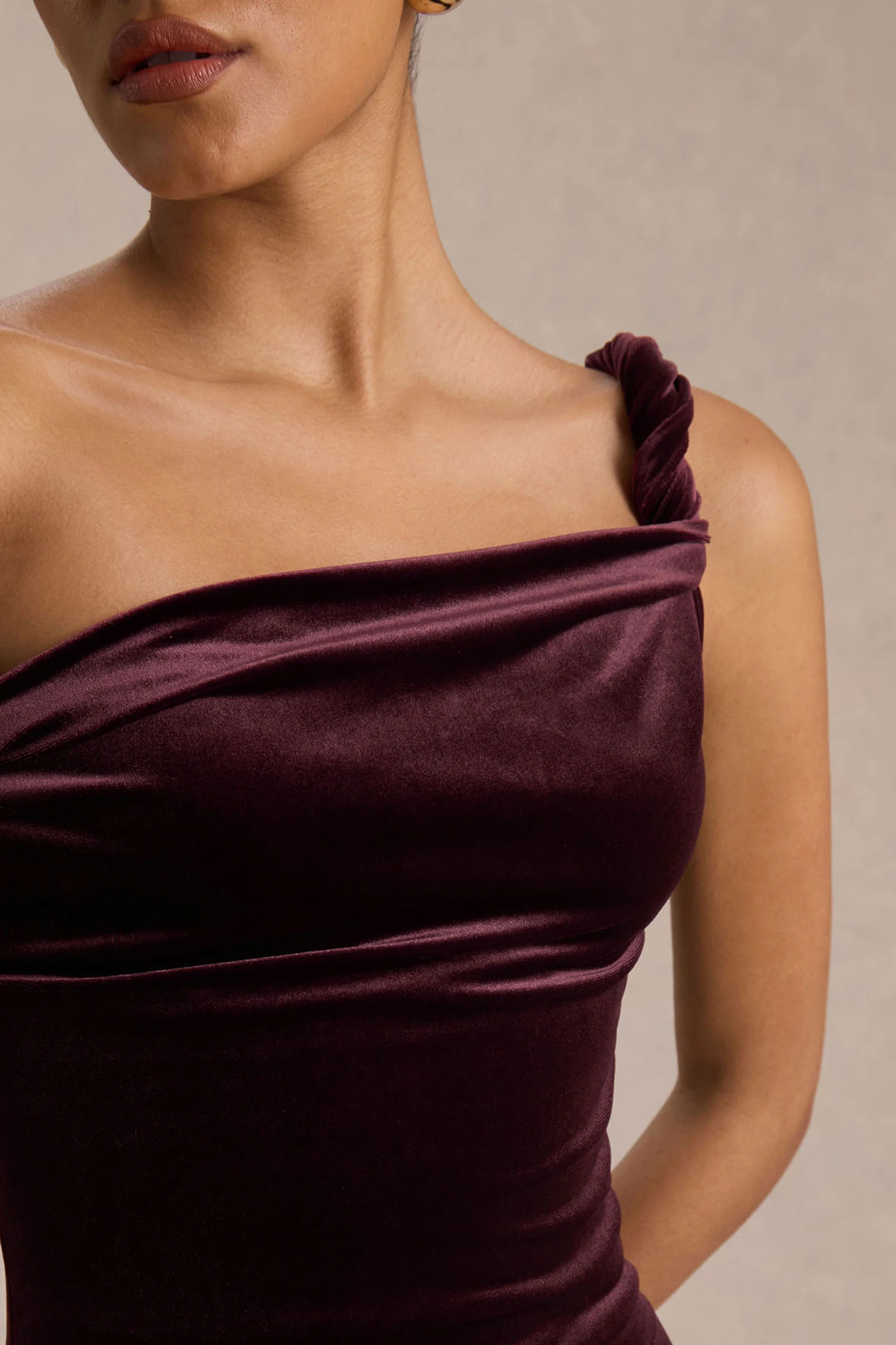 Carella | Robe mi-longue asymétrique en velours bordeaux avec détail torsadé - Image 4