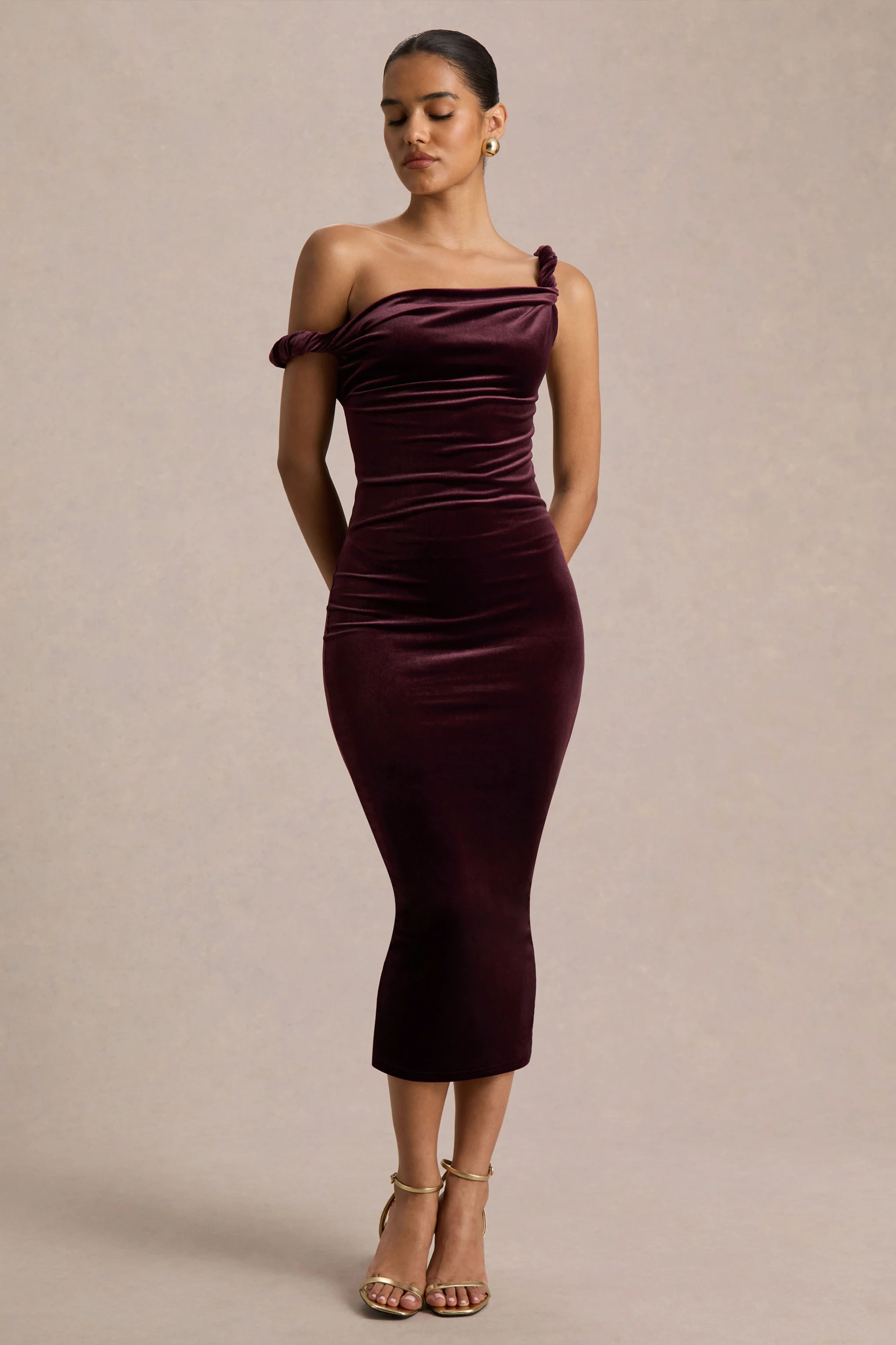 Carella | Robe mi-longue asymétrique en velours bordeaux avec détail torsadé - Image 5