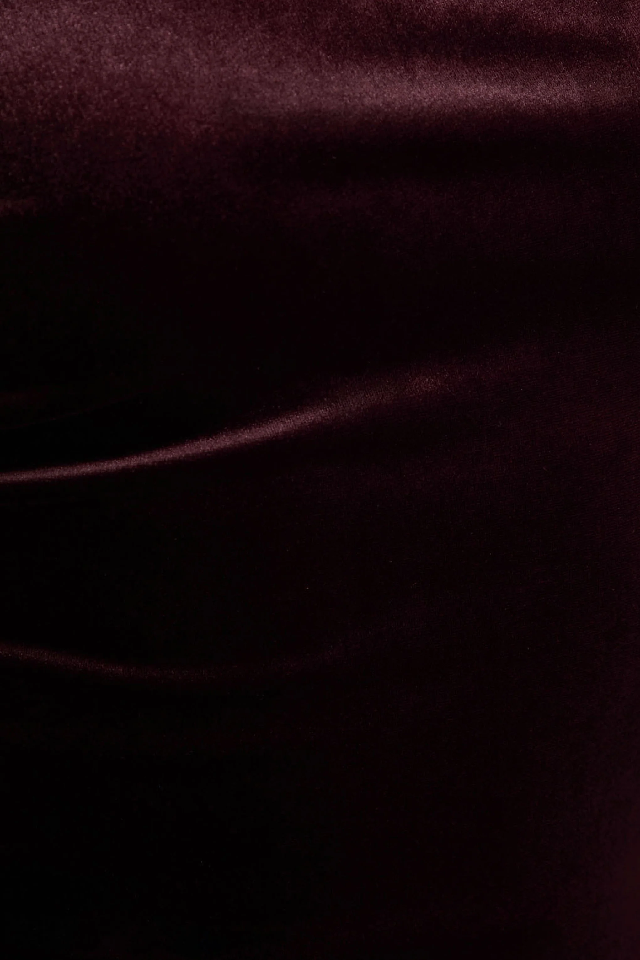 Carella | Robe mi-longue asymétrique en velours bordeaux avec détail torsadé - Image 6