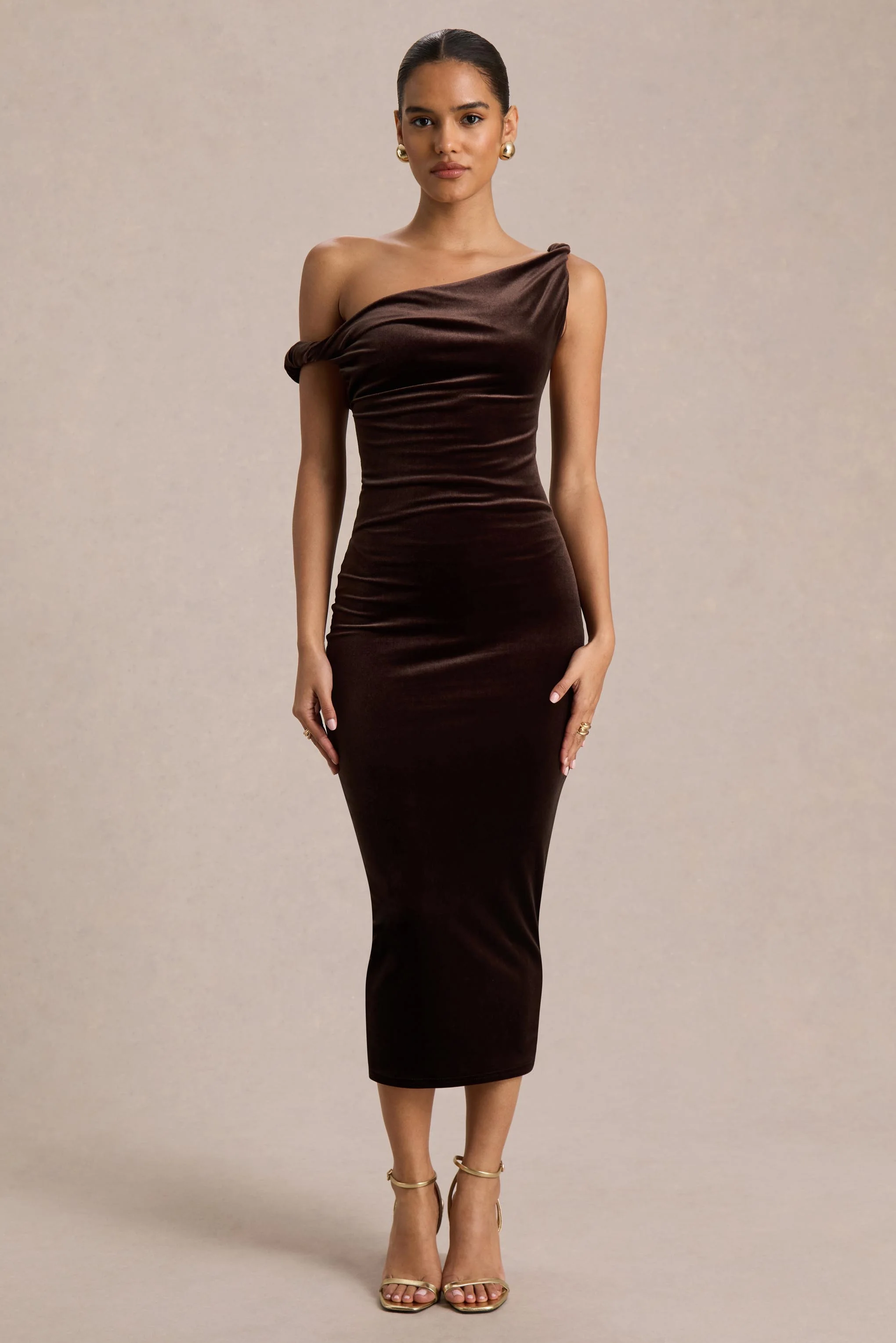 Carella | Robe mi-longue en velours marron à encolure asymétrique torsadée