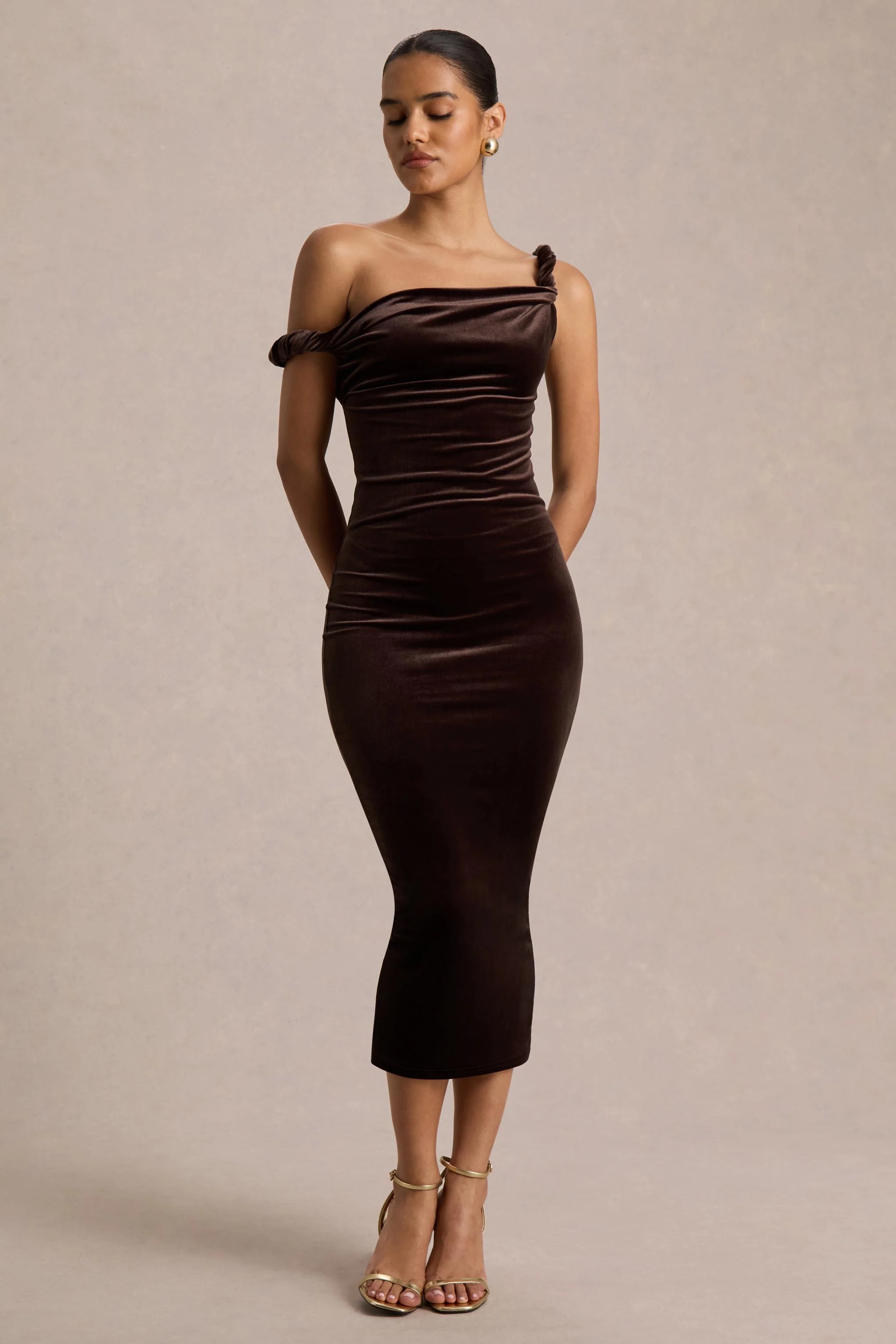Carella | Robe mi-longue en velours marron à encolure asymétrique torsadée - Image 3