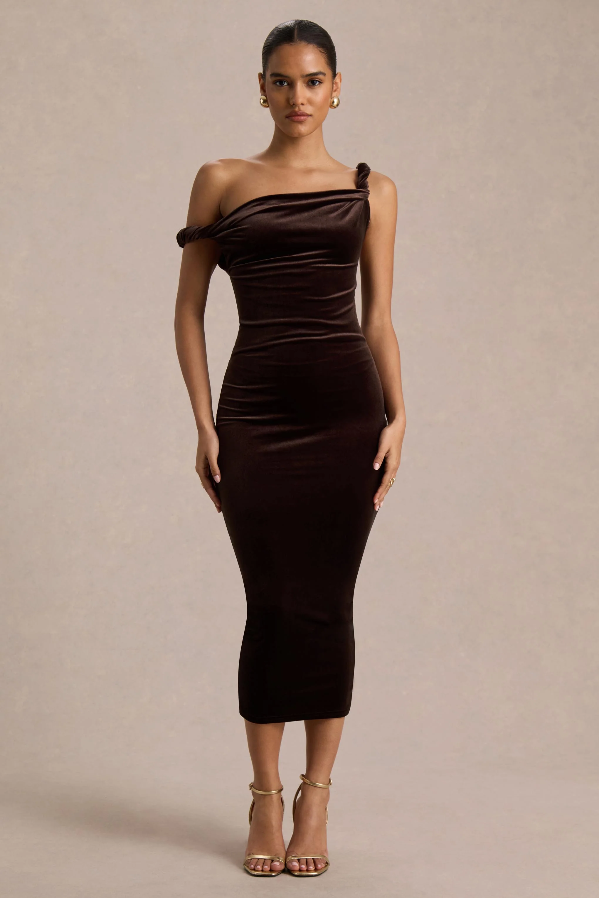 Carella | Robe mi-longue en velours marron à encolure asymétrique torsadée - Image 5
