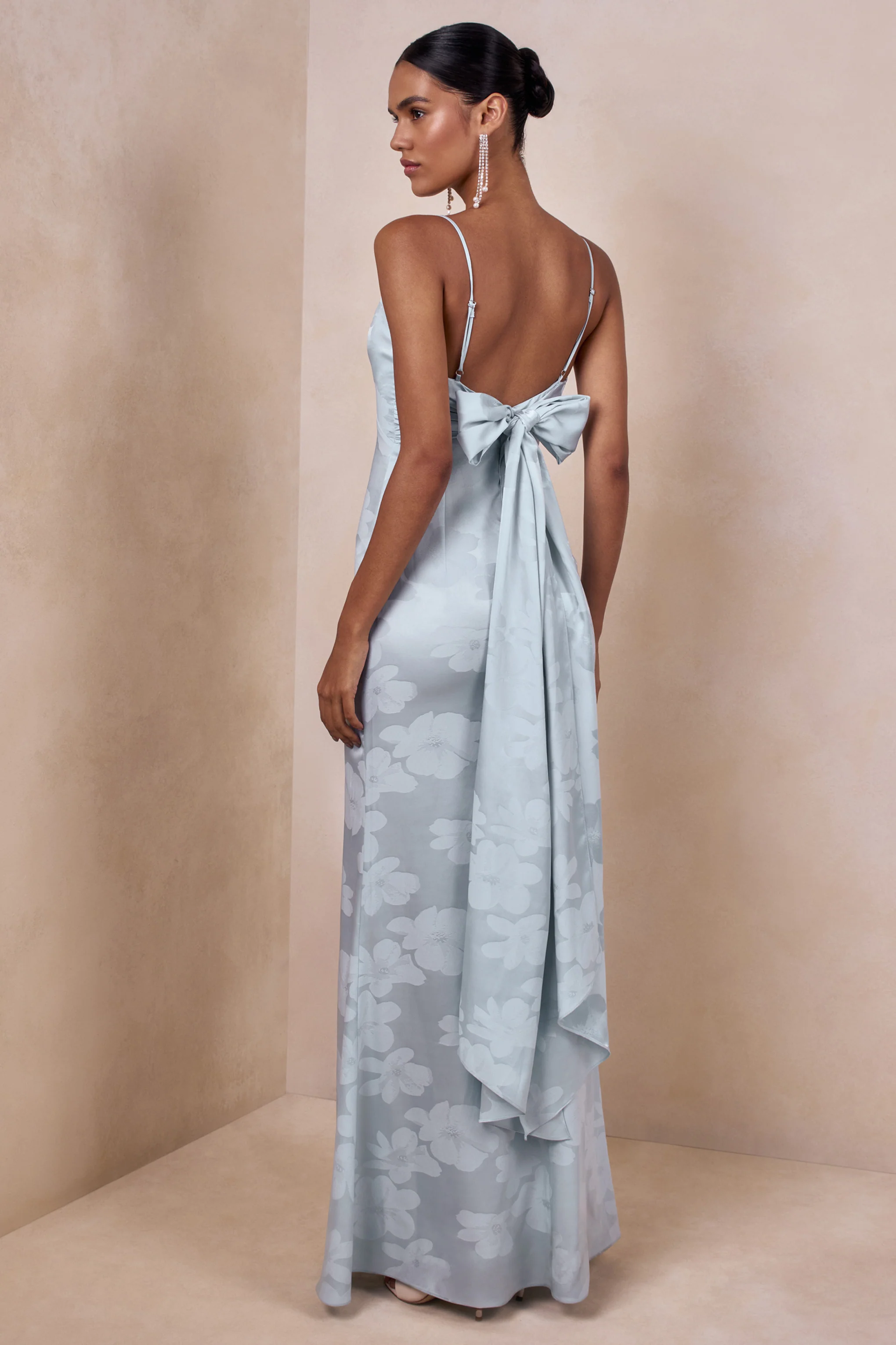 Carelle | Robe longue en satin bleu poudré à encolure plongeante et taille basse asymétrique - Image 2