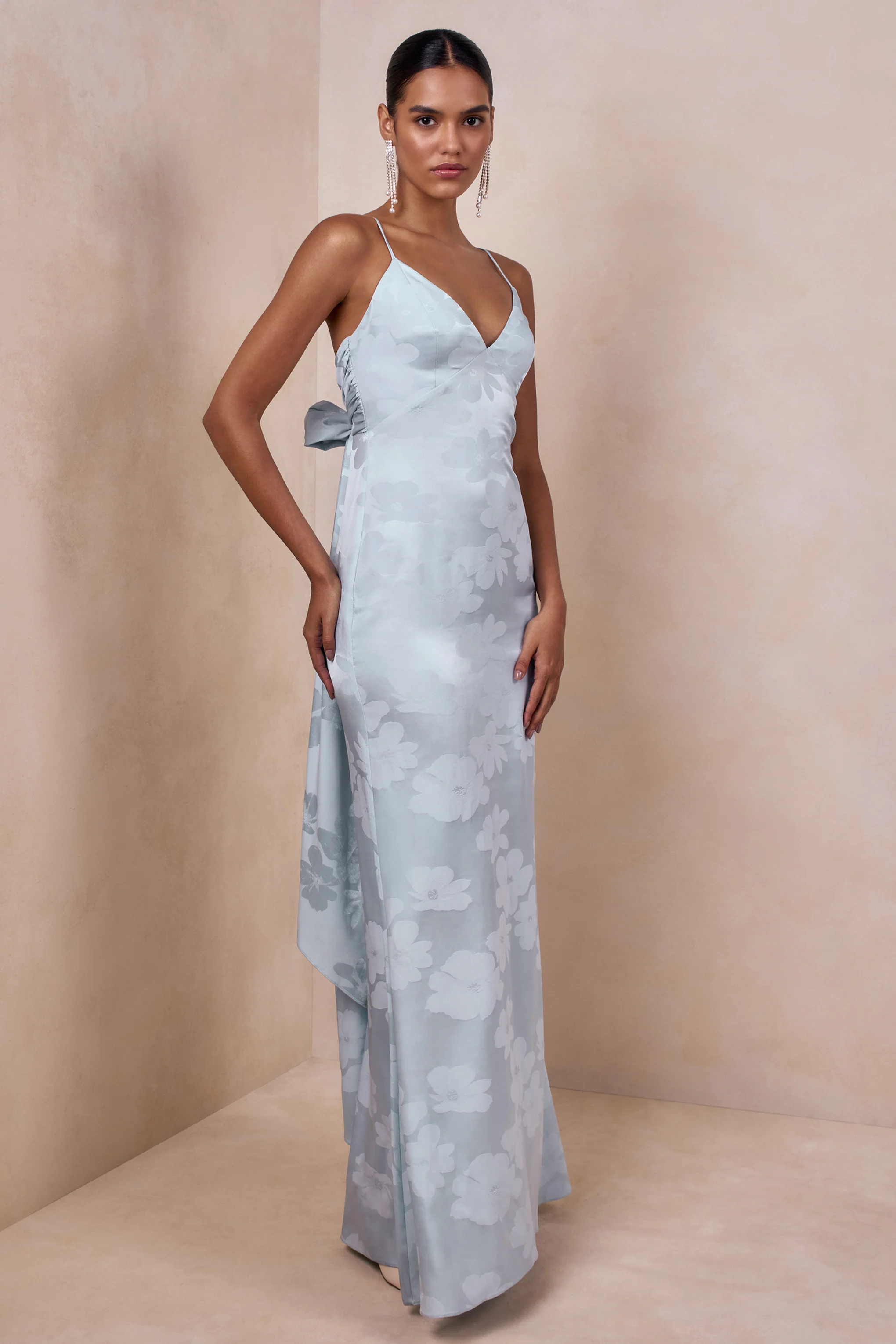 Carelle | Robe longue en satin bleu poudré à encolure plongeante et taille basse asymétrique - Image 4