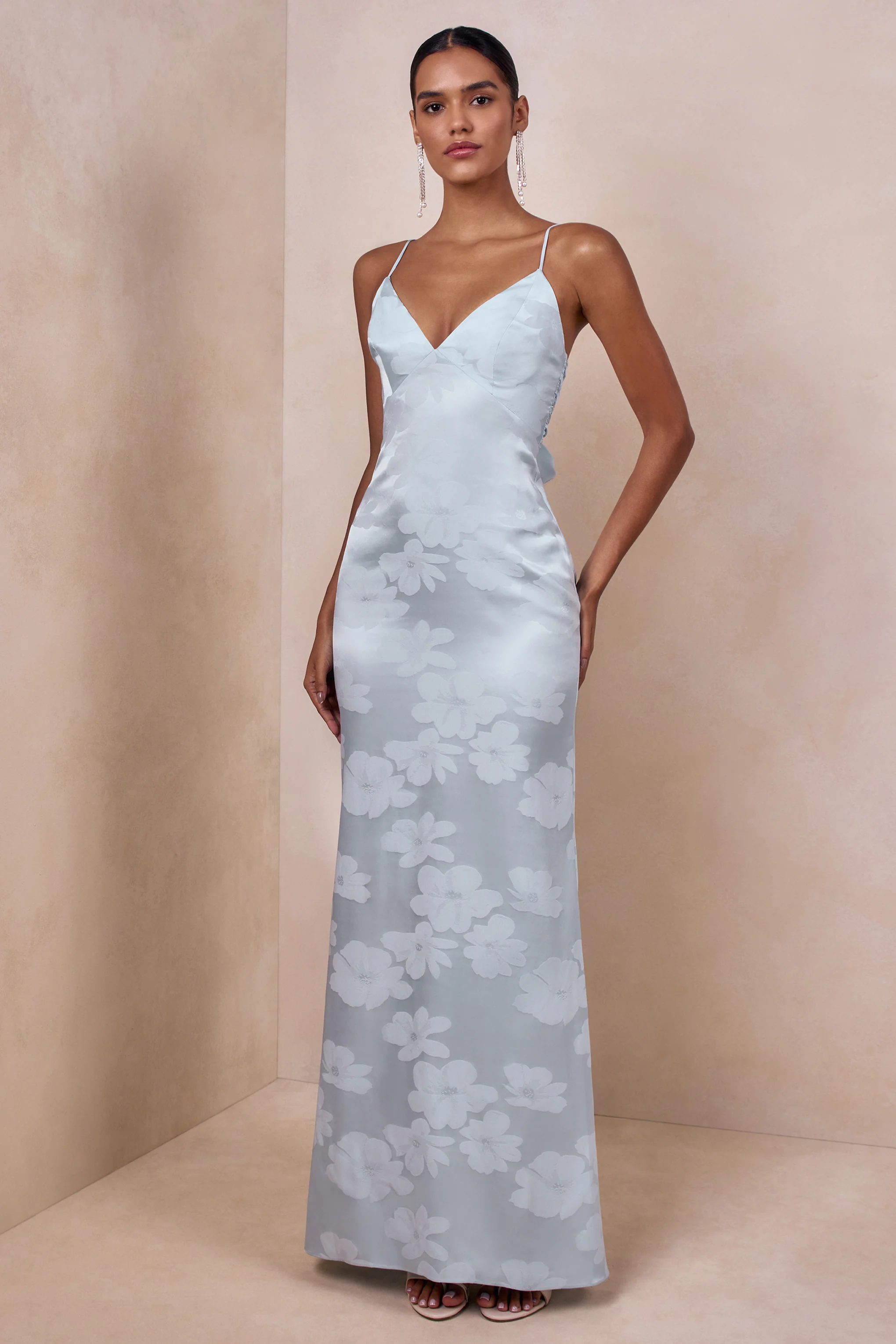 Carelle | Robe longue en satin bleu poudré à encolure plongeante et taille basse asymétrique - Image 5