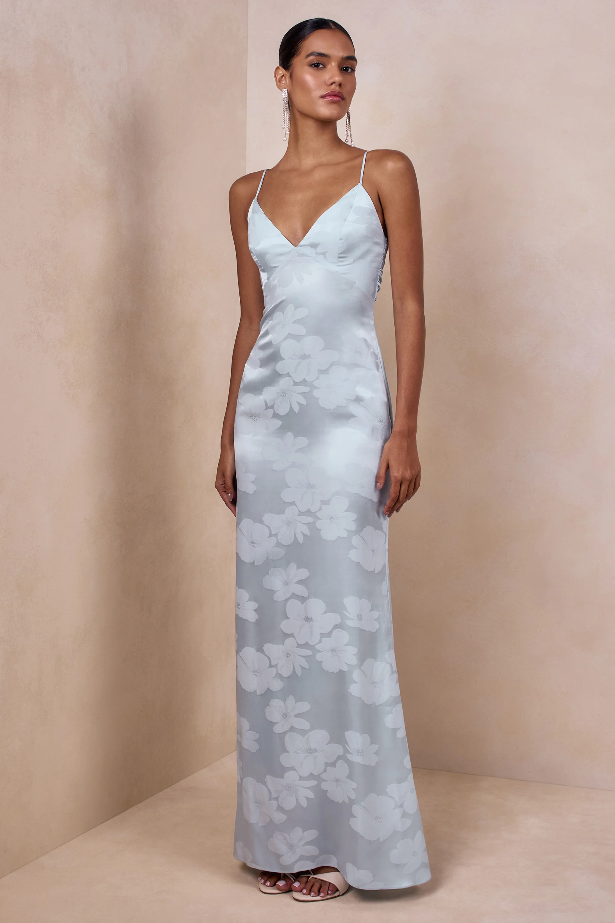 Carelle | Robe longue en satin bleu poudré à encolure plongeante et taille basse asymétrique - Image 6