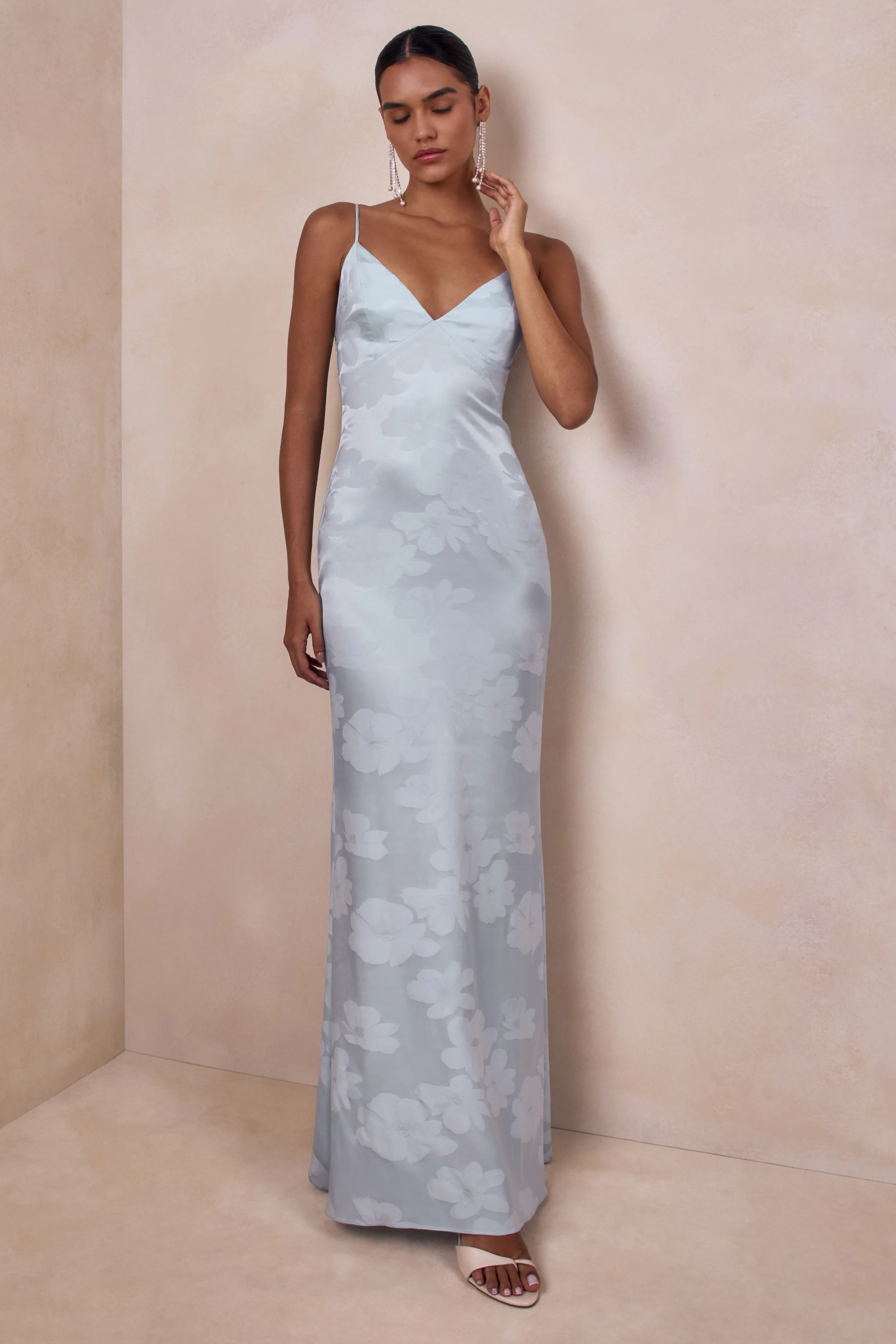 Carelle | Robe longue en satin bleu poudré à encolure plongeante et taille basse asymétrique - Image 8