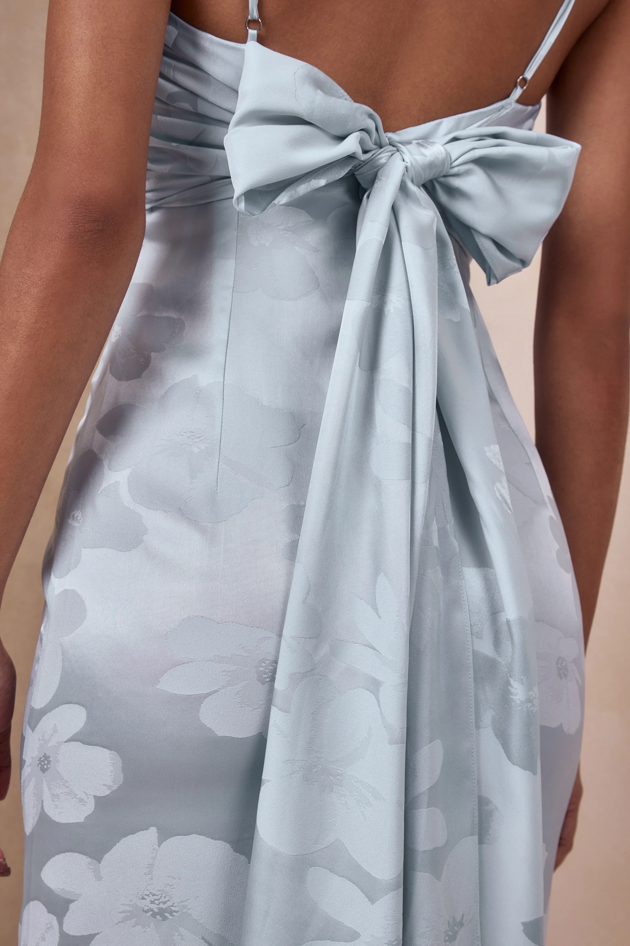Carelle | Robe longue en satin bleu poudré à encolure plongeante et taille basse asymétrique - Image 9