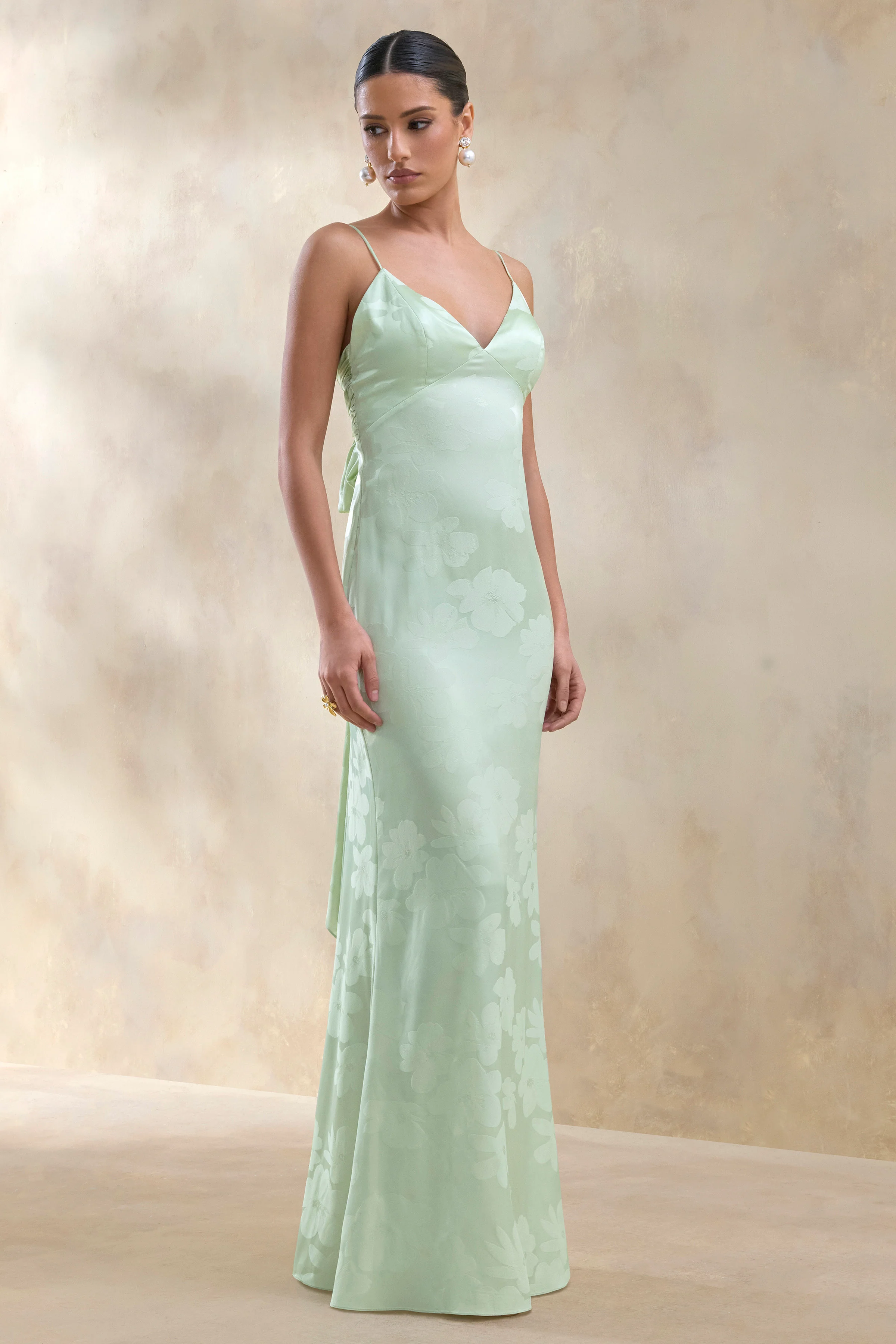 Carelle | Robe longue en satin vert à encolure plongeante et taille basse asymétrique