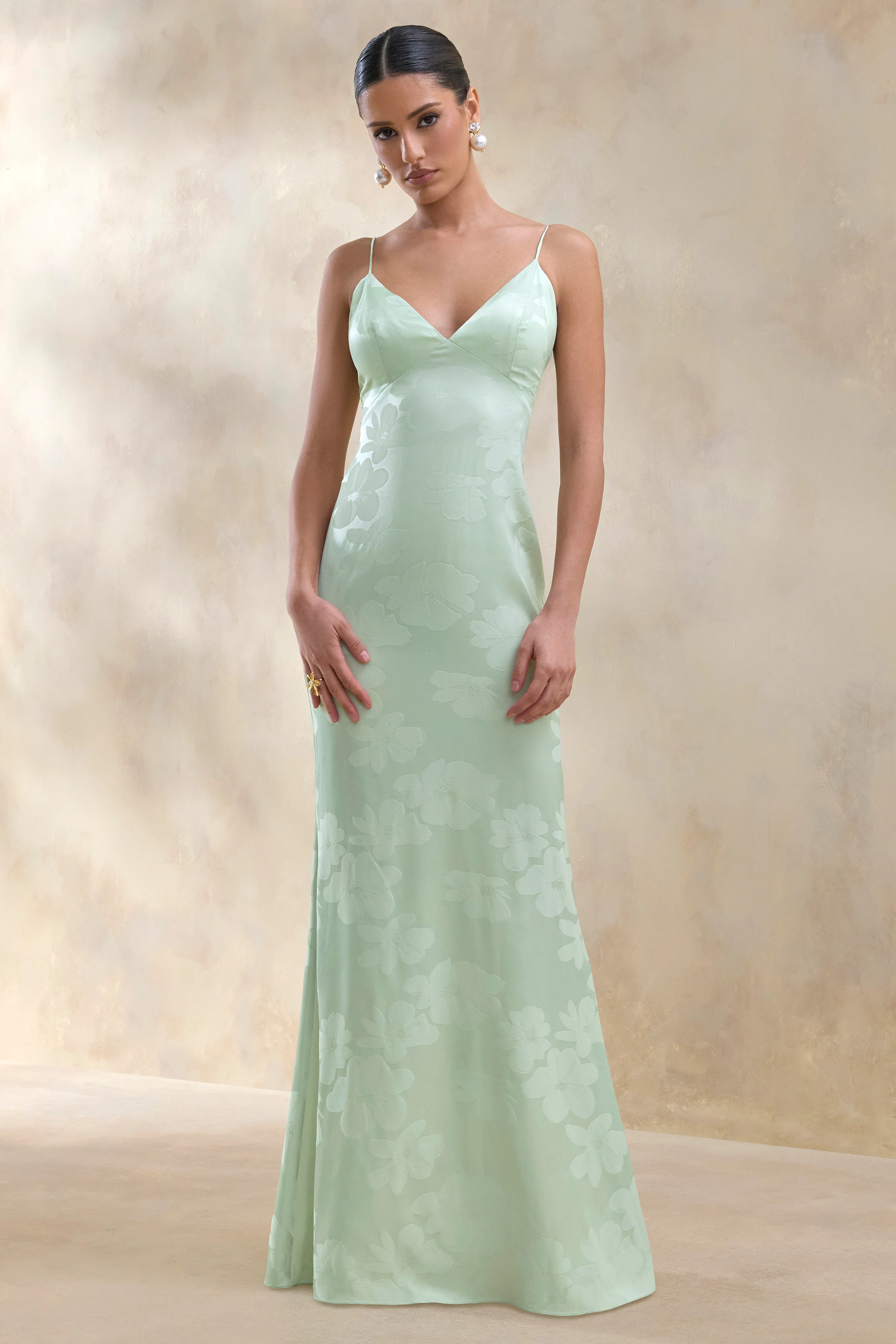 Carelle | Robe longue en satin vert à encolure plongeante et taille basse asymétrique - Image 4