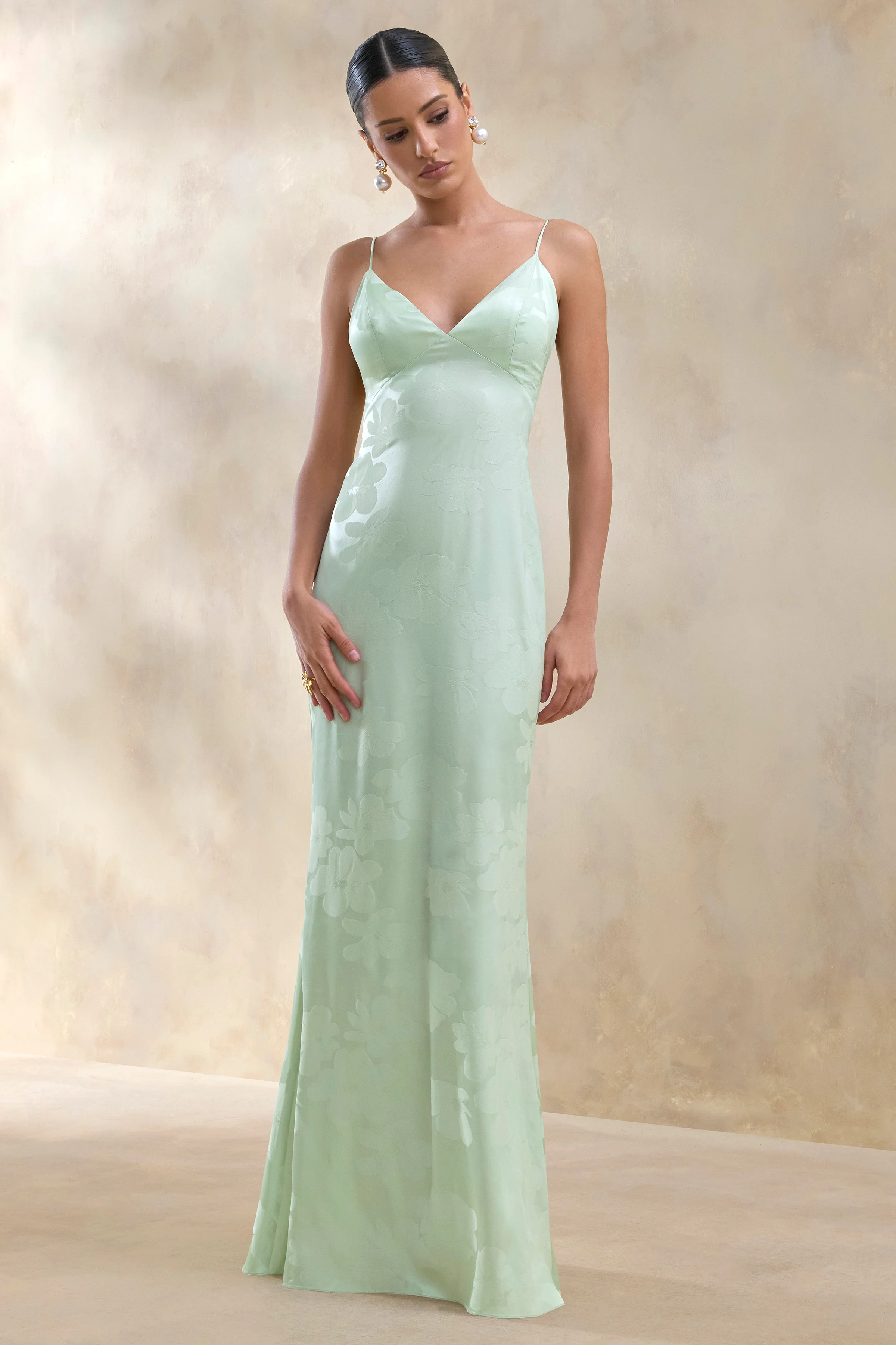 Carelle | Robe longue en satin vert à encolure plongeante et taille basse asymétrique - Image 5