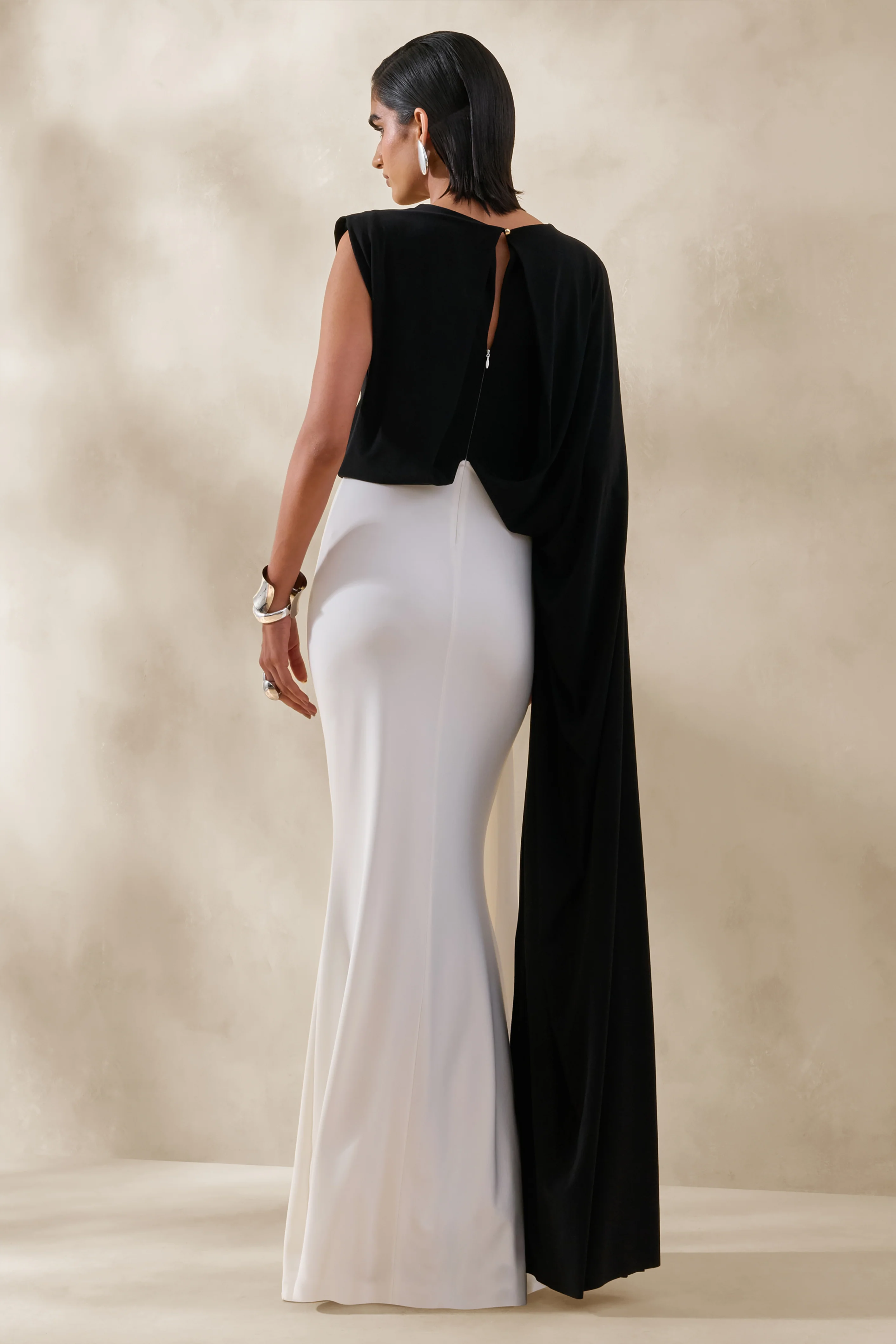 Carenza | Robe longue noir et blanc à encolure large et manche cape - Image 2