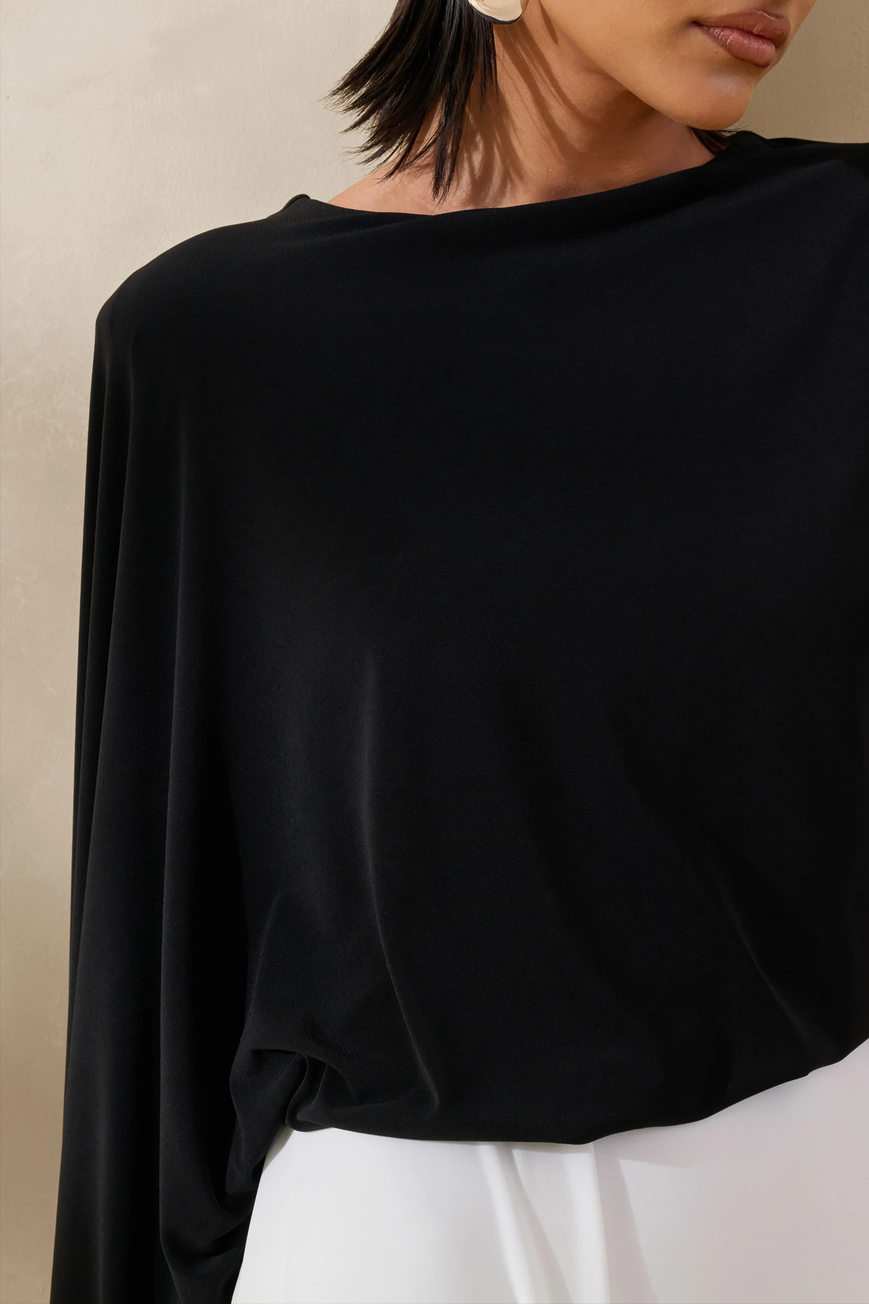 Carenza | Robe longue noir et blanc à encolure large et manche cape - Image 3