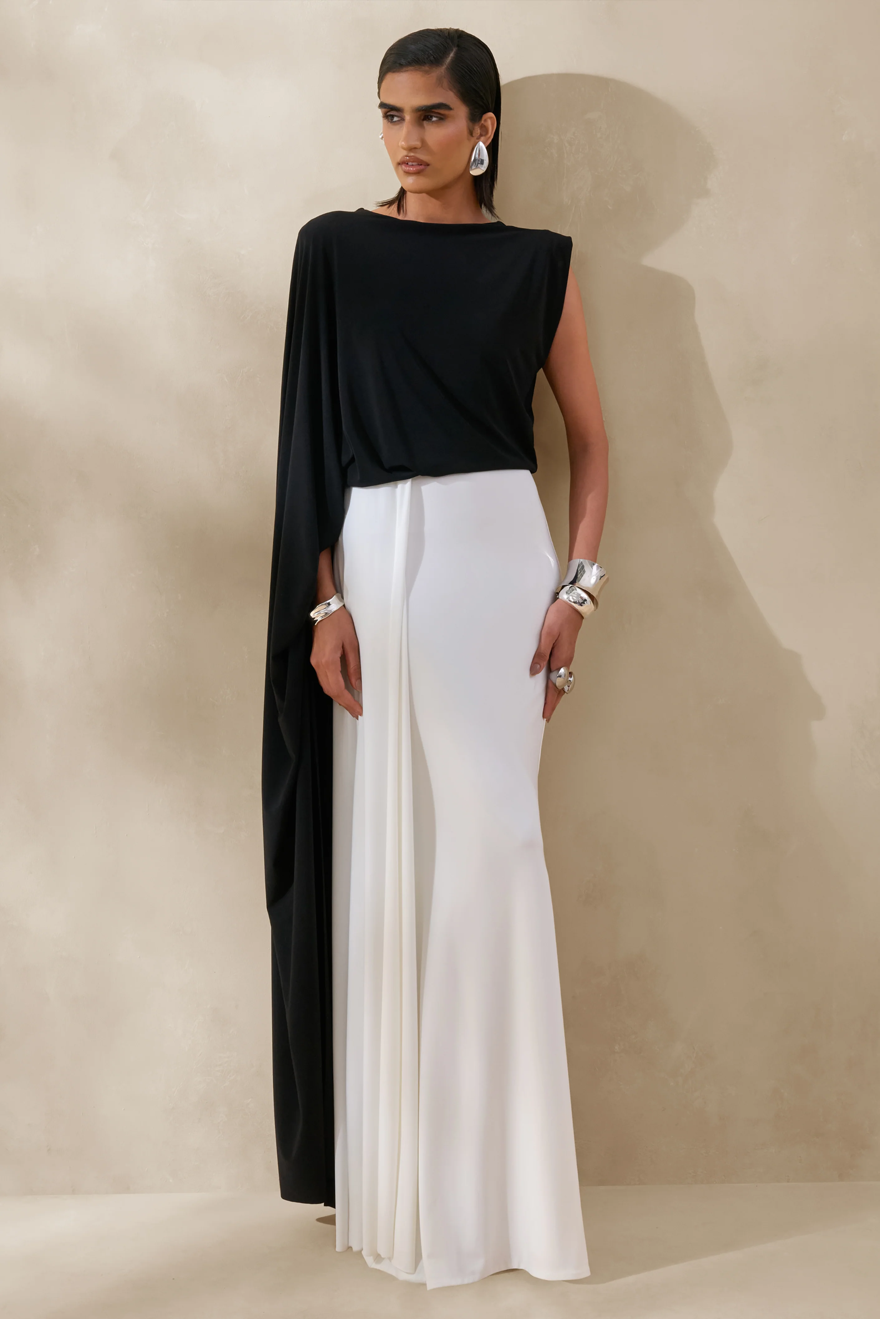 Carenza | Robe longue noir et blanc à encolure large et manche cape - Image 4