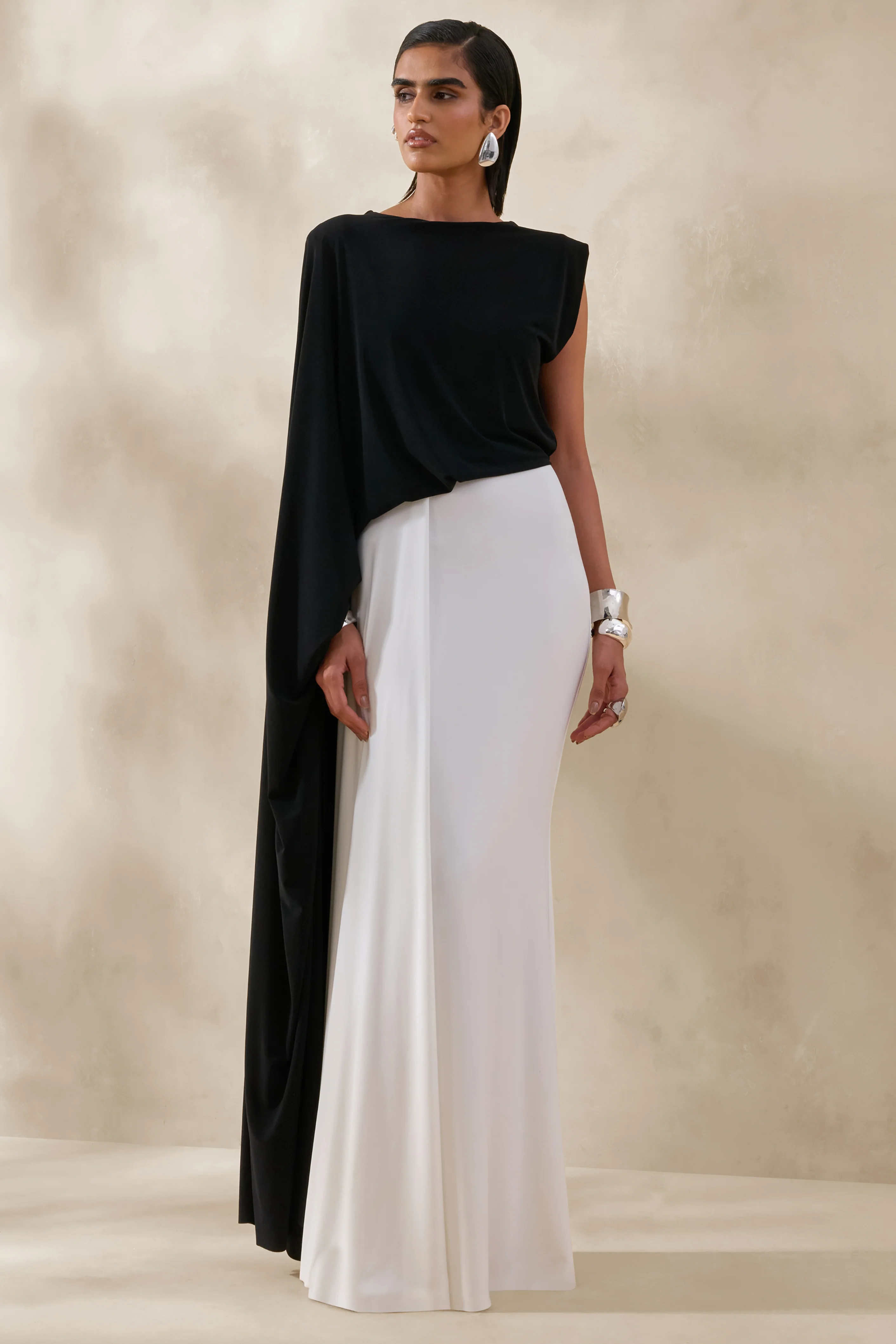 Carenza | Robe longue noir et blanc à encolure large et manche cape - Image 5