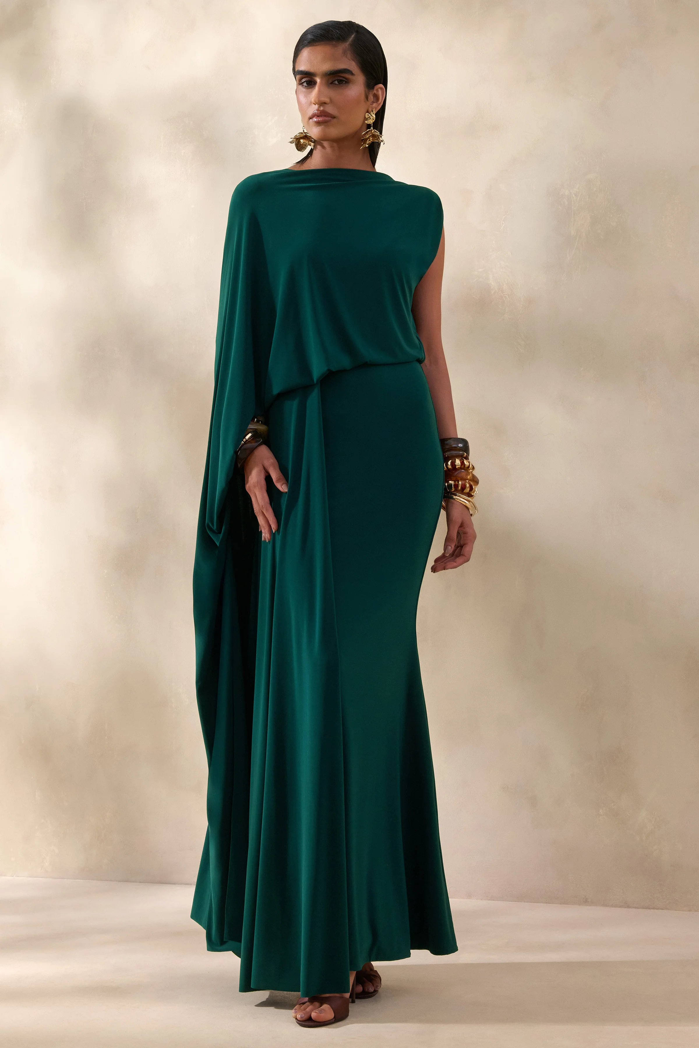 Carenza | Robe longue vert foncé à encolure large avec manche cape