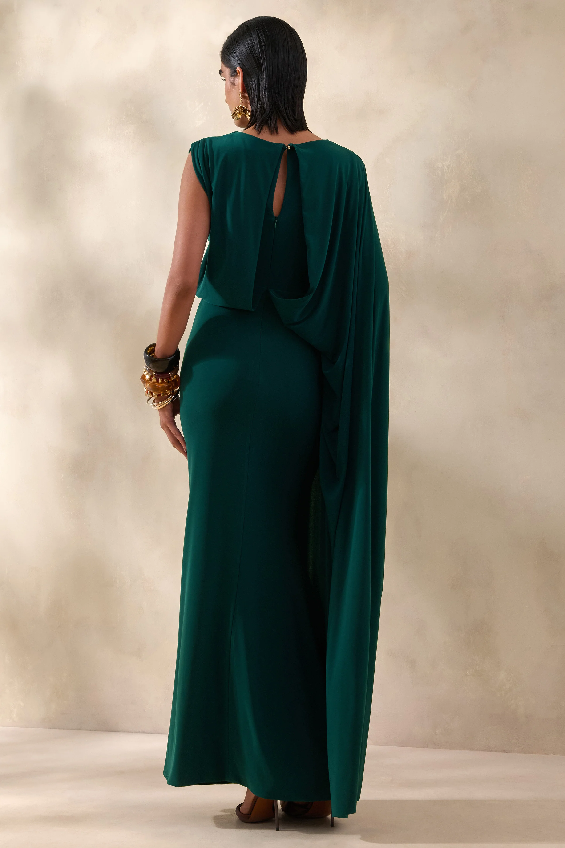 Carenza | Robe longue vert foncé à encolure large avec manche cape - Image 2