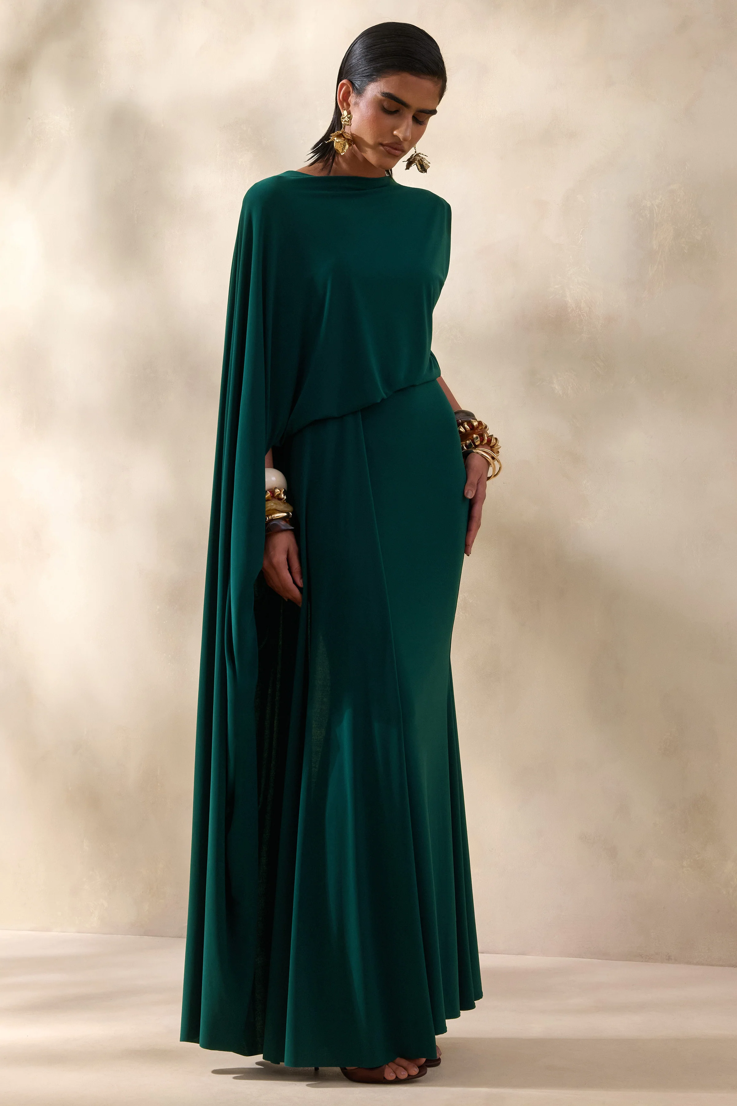 Carenza | Robe longue vert foncé à encolure large avec manche cape - Image 5