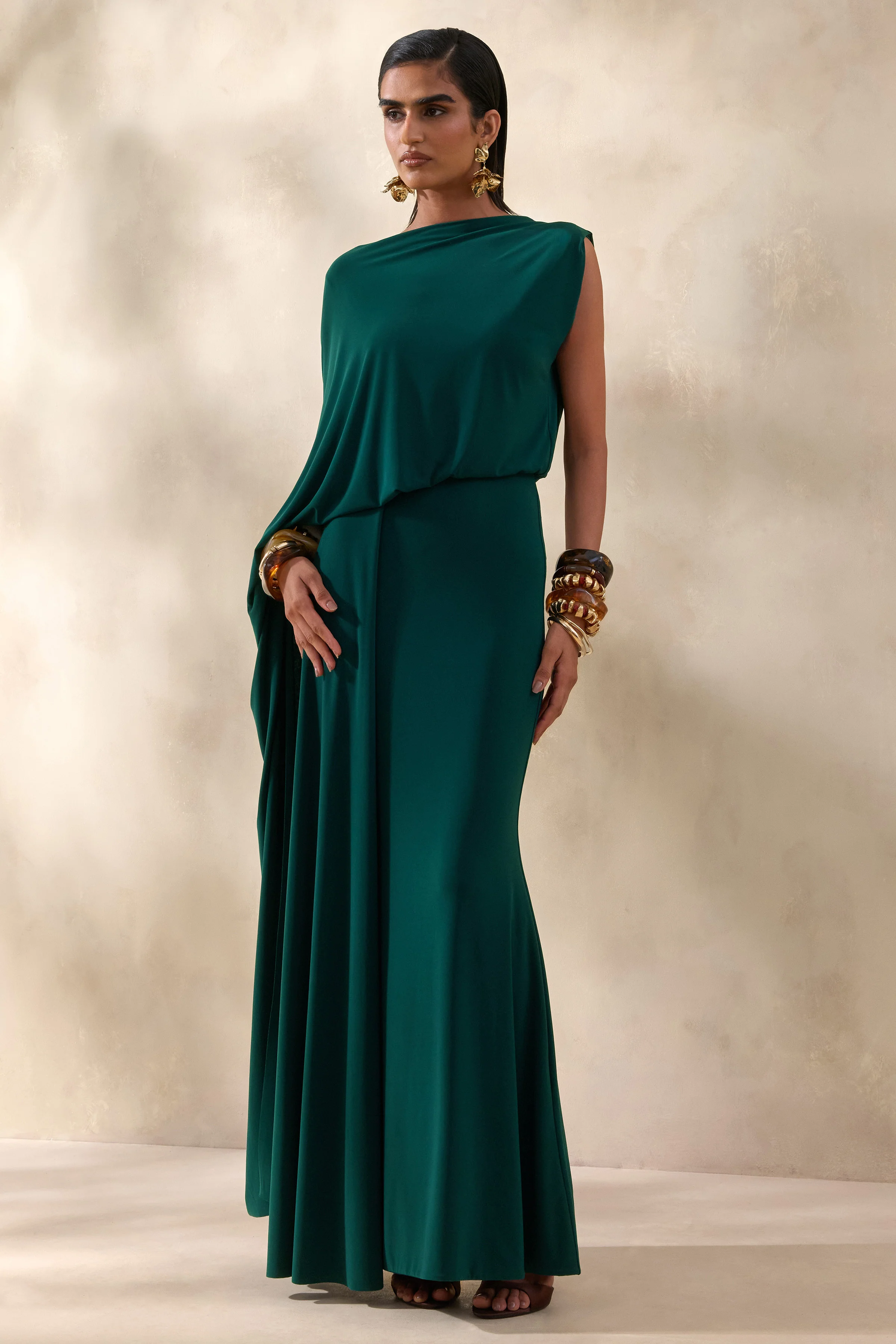 Carenza | Robe longue vert foncé à encolure large avec manche cape - Image 6