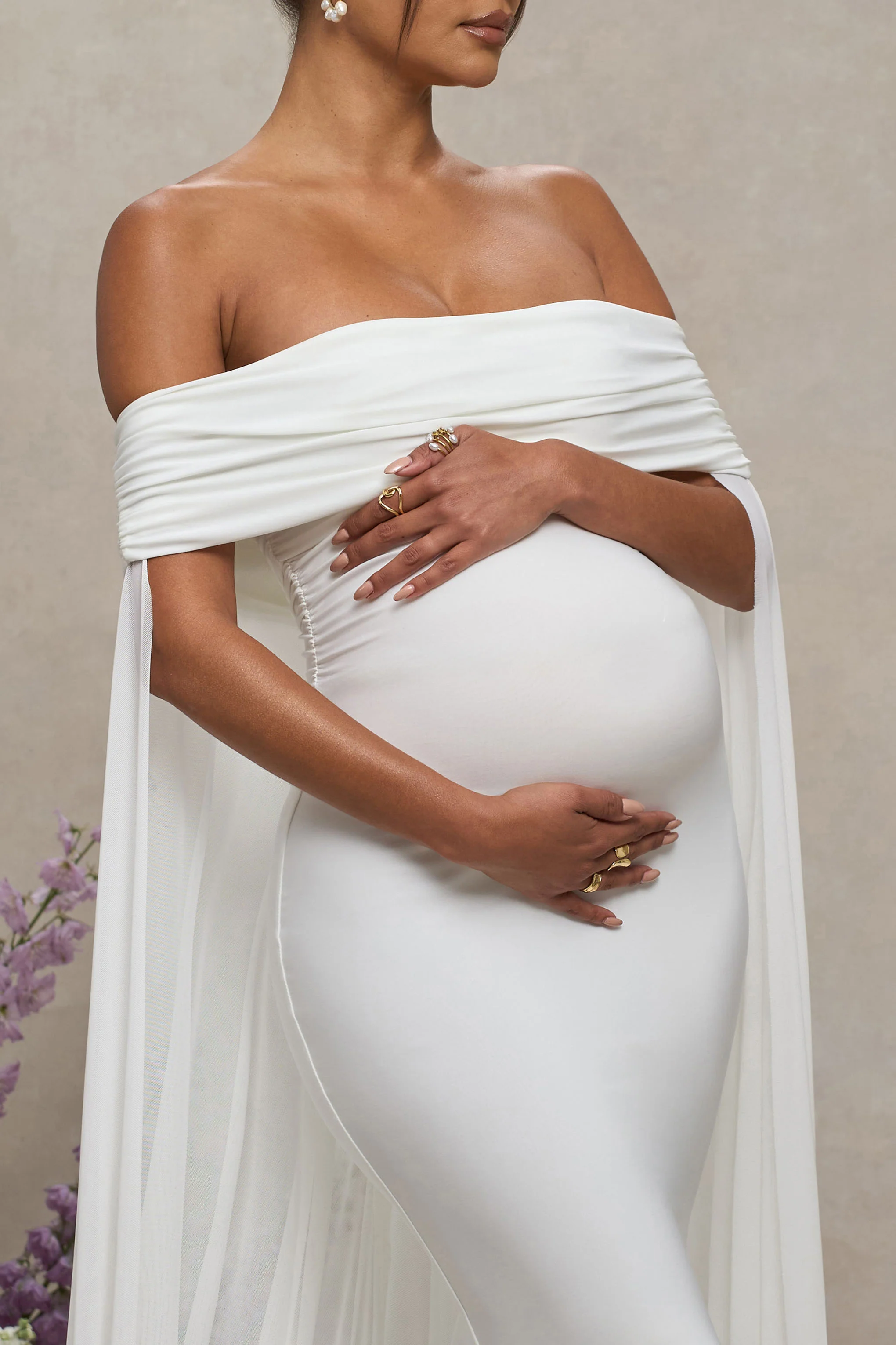 Carlotta | Robe Longue de Maternité Bardot Blanche avec Cape en Chiffon - Image 3